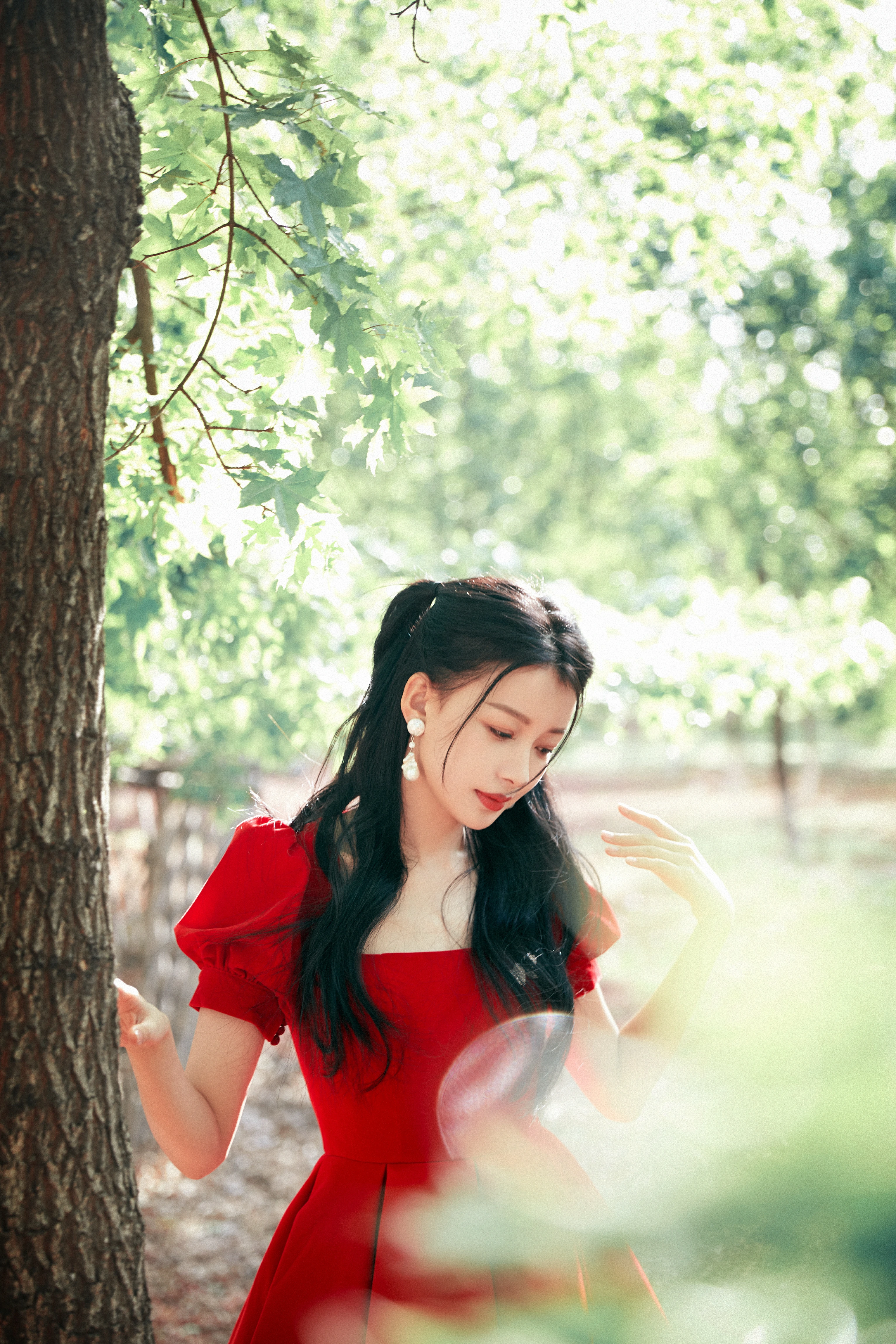 孙怡穿红色玫瑰公主裙可爱减龄 花园中随风起舞甜美度满分,