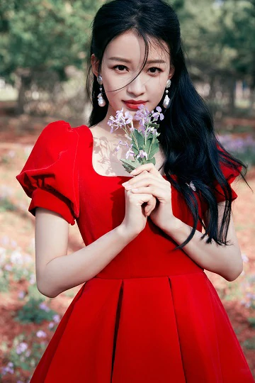 孙怡穿红色玫瑰公主裙可爱减龄 花园中随风起舞甜美度满分