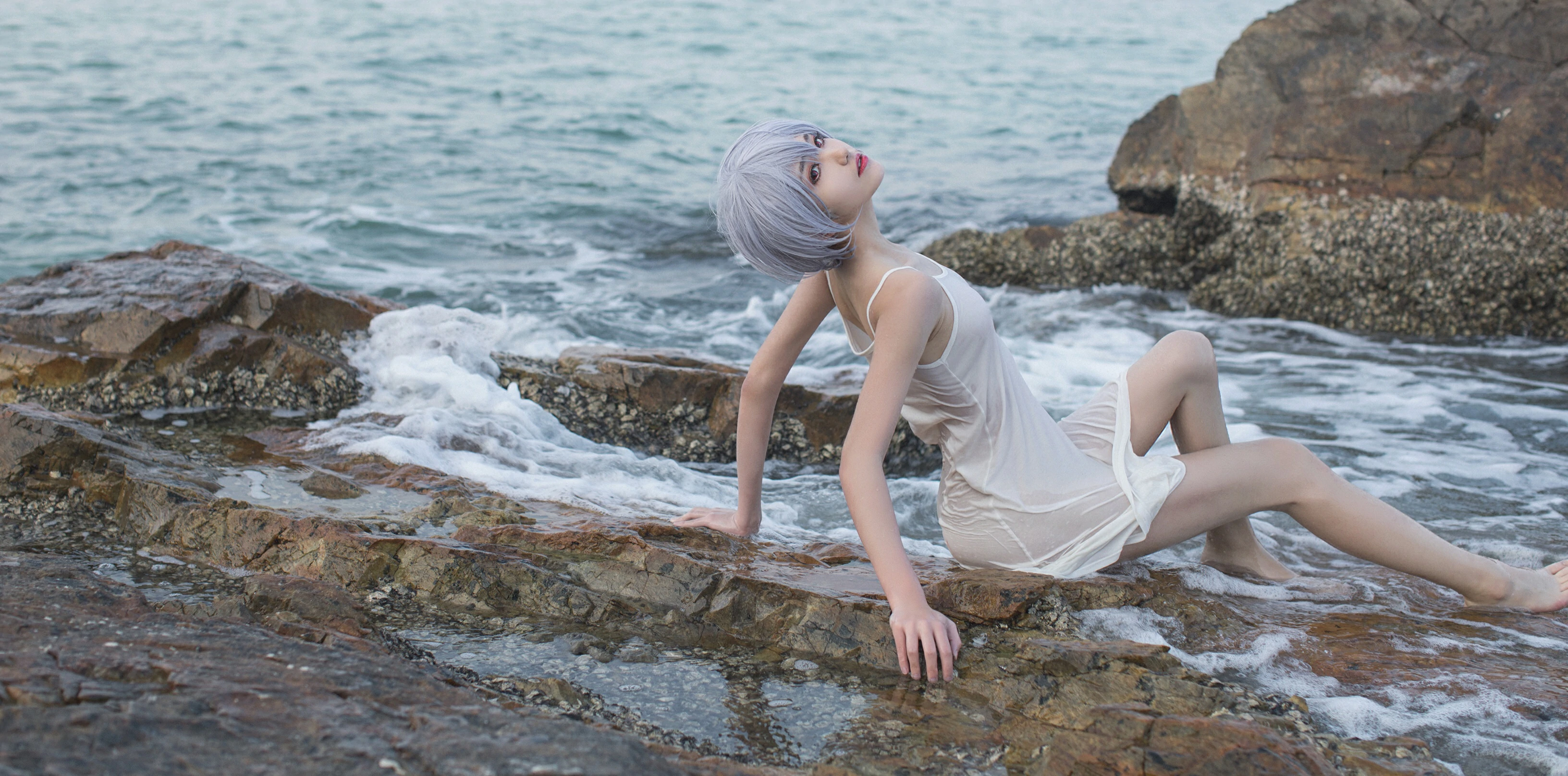清纯少女 南桃Momoko 白色吊带连衣裙海滩湿身写真,