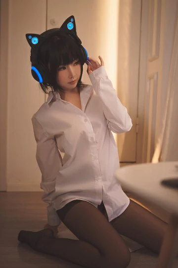 清纯少女 面饼仙儿 猫耳耳机 白色衬衫加黑丝美腿私房写真