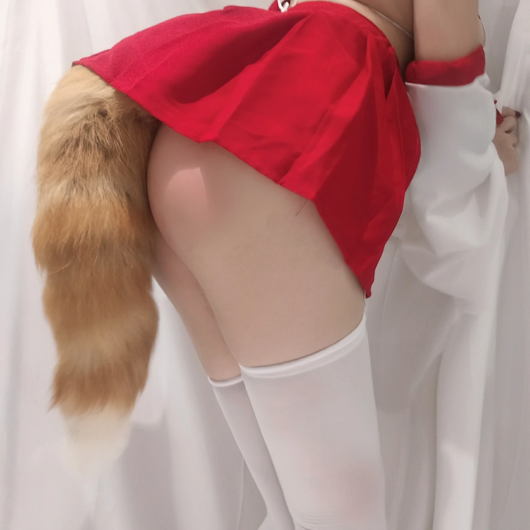 丰满小萝莉 蜜汁猫裘 自拍 红色短裙与白色情趣内衣加白色丝袜美腿性感写真,