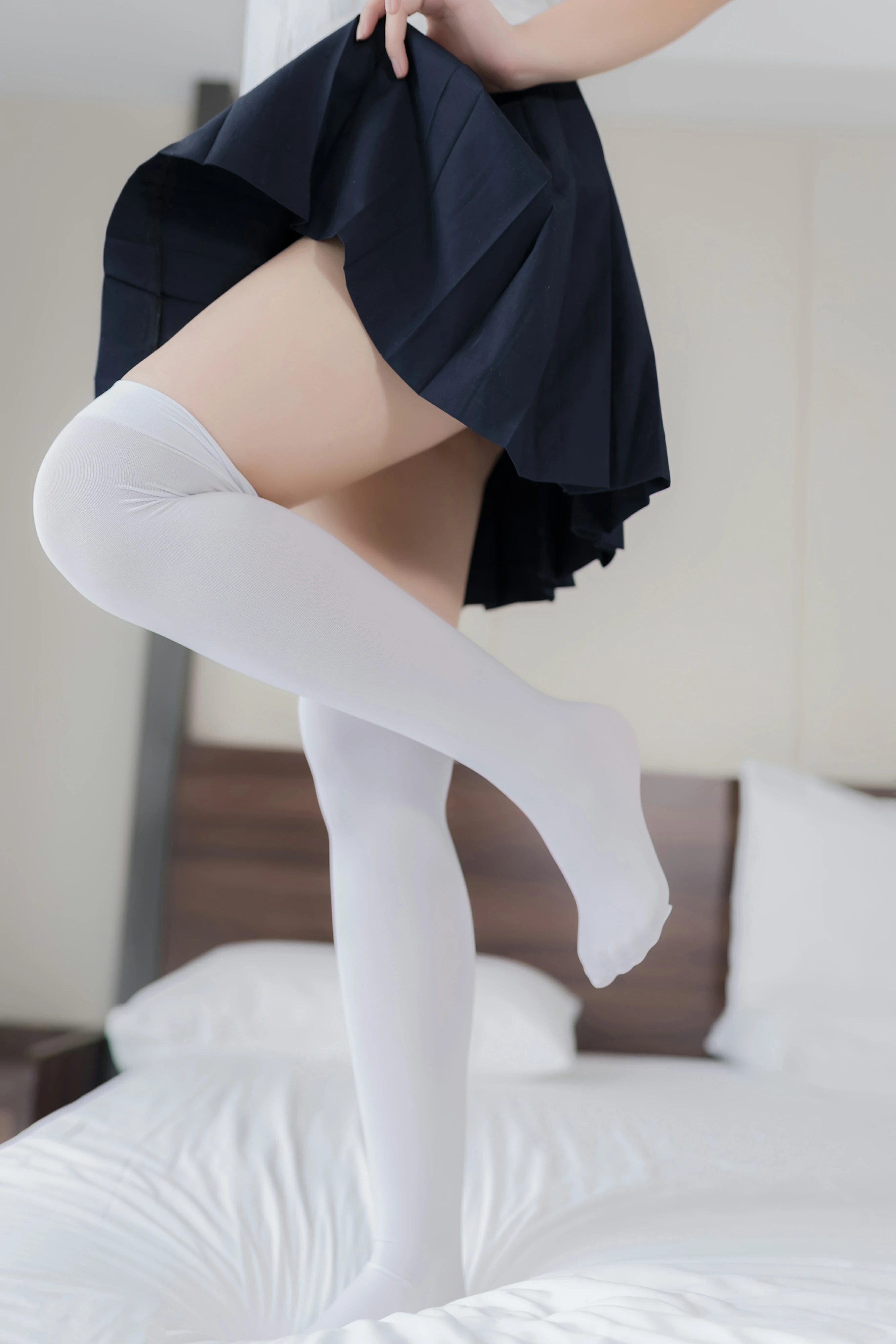 清纯萝莉少女 蜜汁猫裘 白色JK制服与短裙加白色丝袜美腿私房写真集,