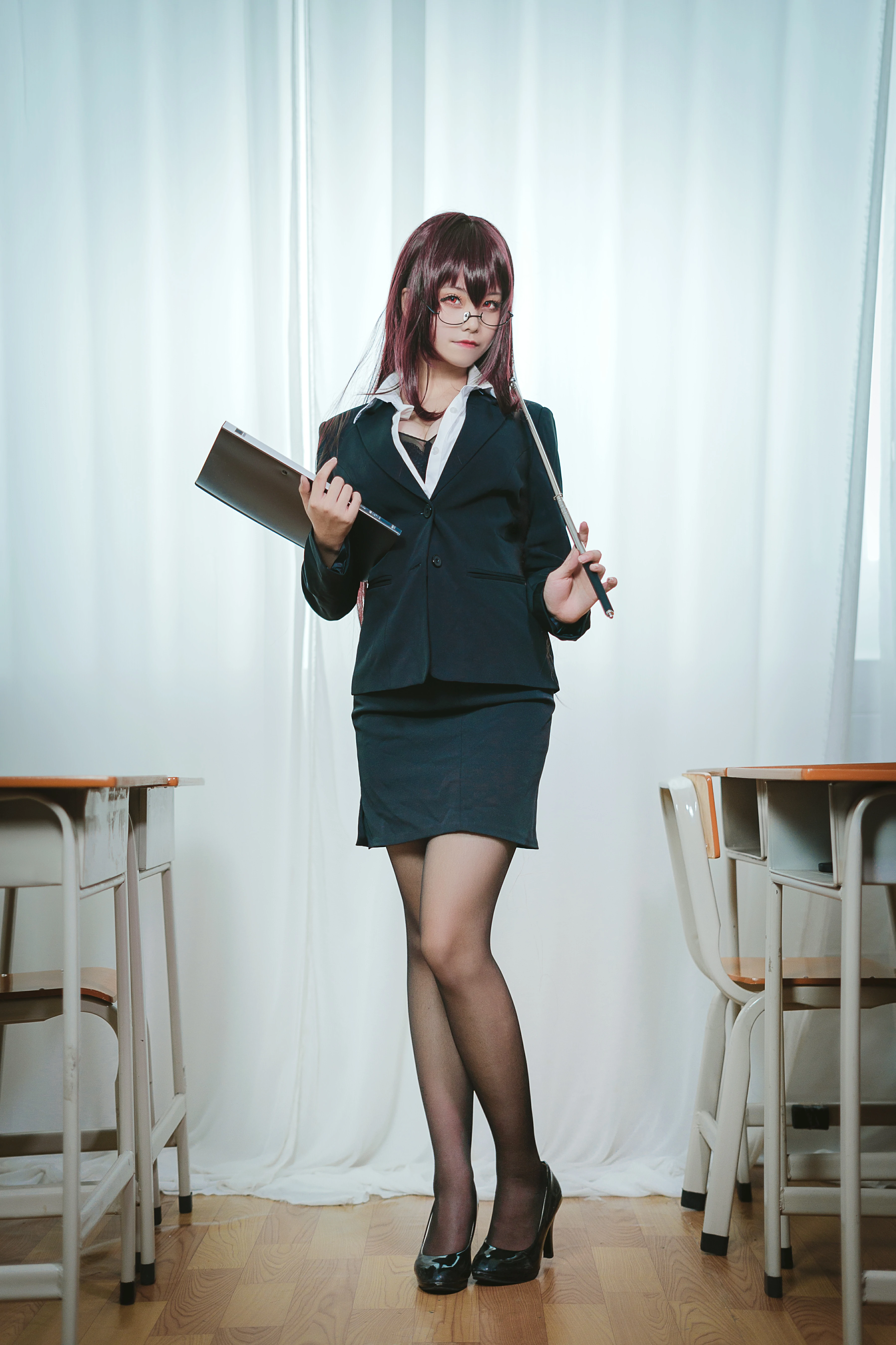 丰满萝莉女老师 蜜汁猫裘 黑色OL制服与短裙加黑丝美腿性感写真,