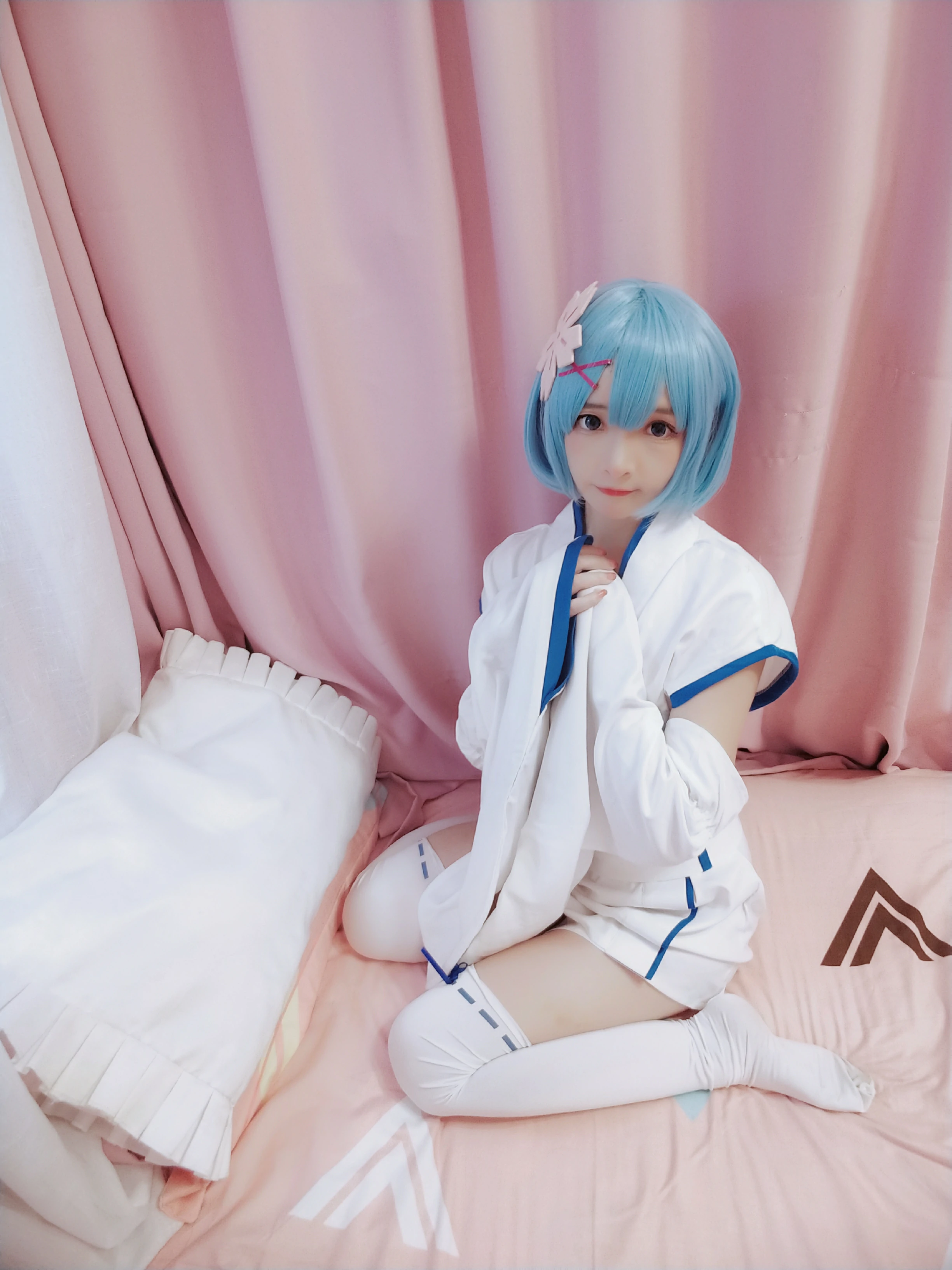 网红清纯少女 古川kagura 蓝色睡衣与白色和服加丝袜美腿私房写真,