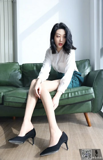 [SHENSHI绅士]SS005 性感女秘书 依婷 白色透视衬衫与绿色短裙加肉丝美腿私房写真