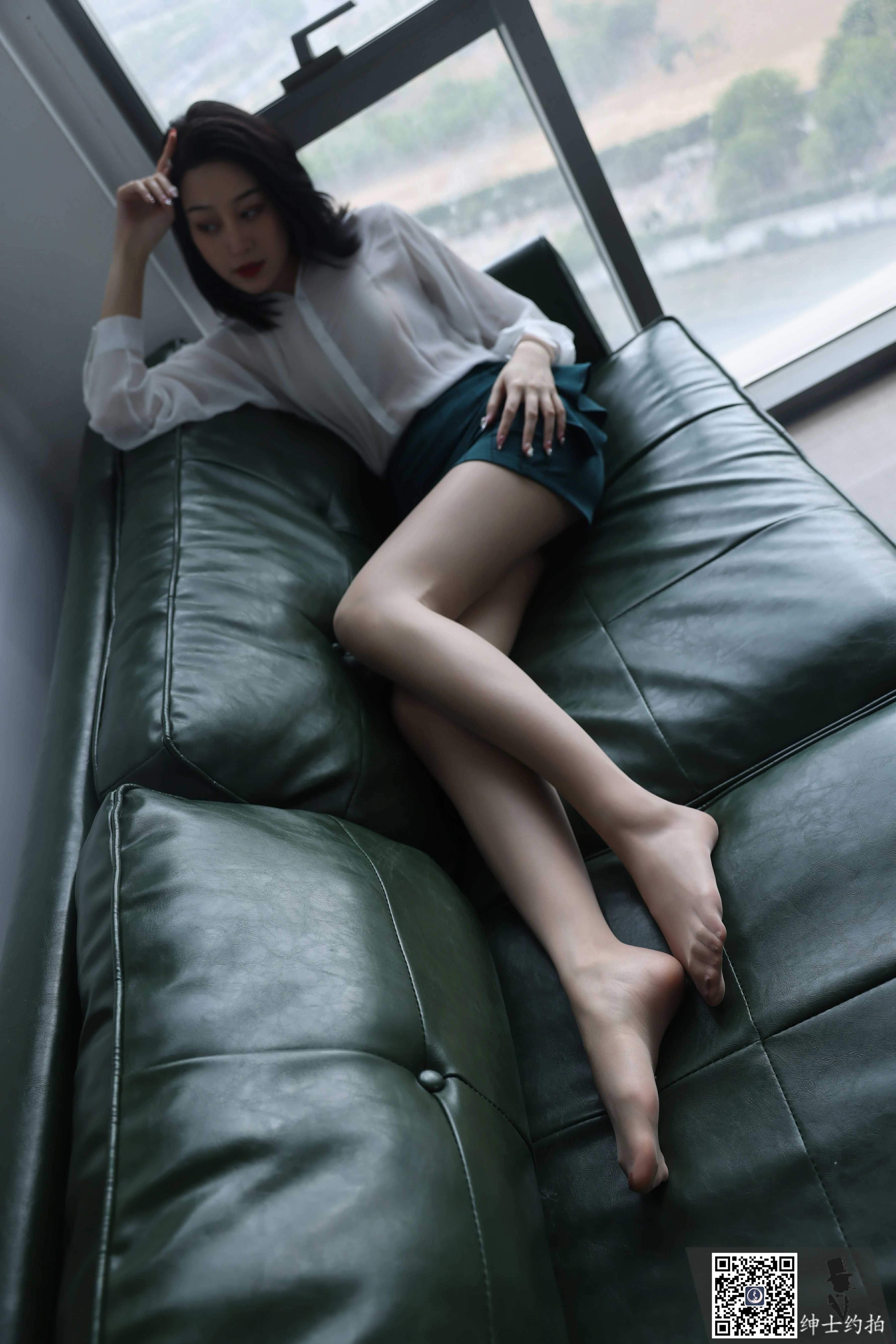 [SHENSHI绅士]SS005 性感女秘书 依婷 白色透视衬衫与绿色短裙加肉丝美腿私房写真集,
