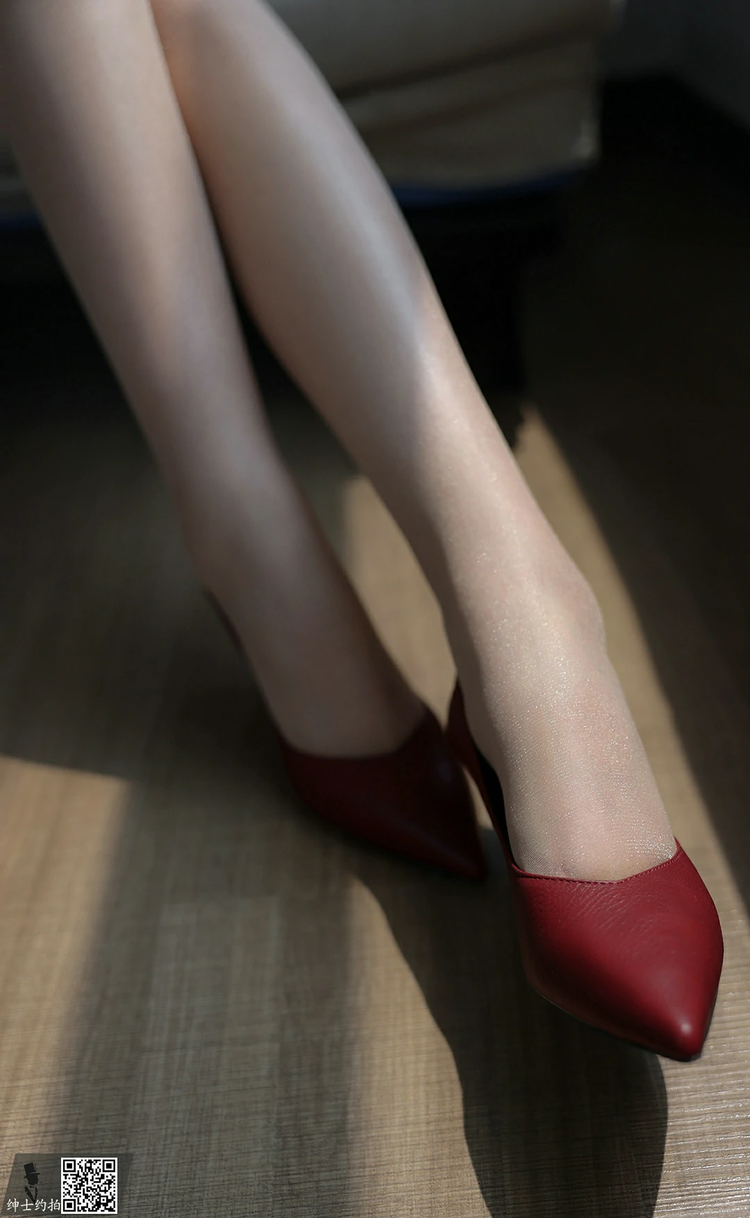 [SHENSHI绅士]SS006 美惠子 红色紧身吊带连衣裙加肉丝美腿性感私房写真集,