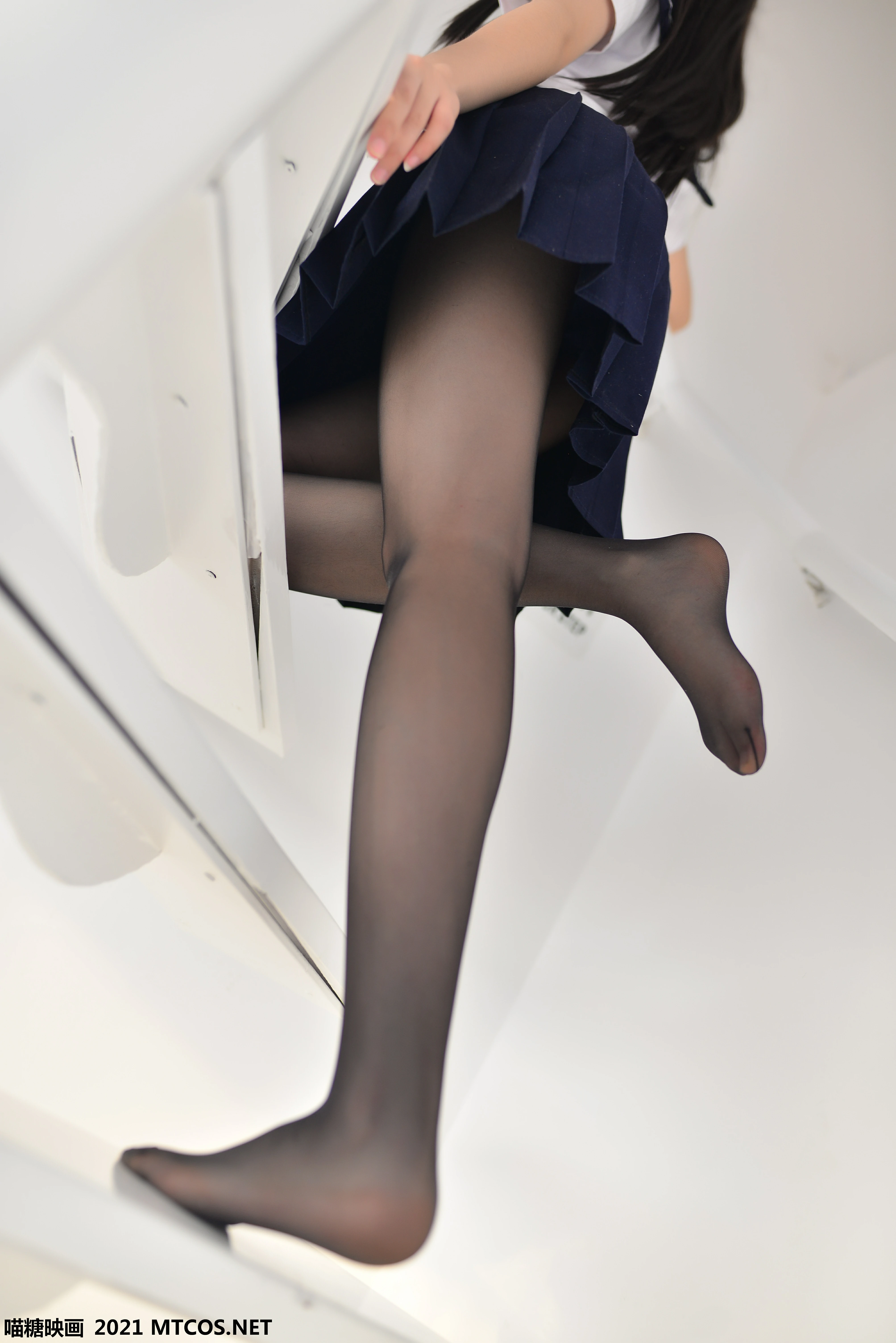 [喵糖映画]VOL.458 清纯可爱小萝莉 JK制服与短裙加黑丝美腿居家私房写真,