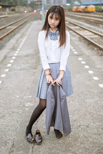 清纯少女 镜酱 JK制服与灰色短裙加黑丝美腿街拍写真