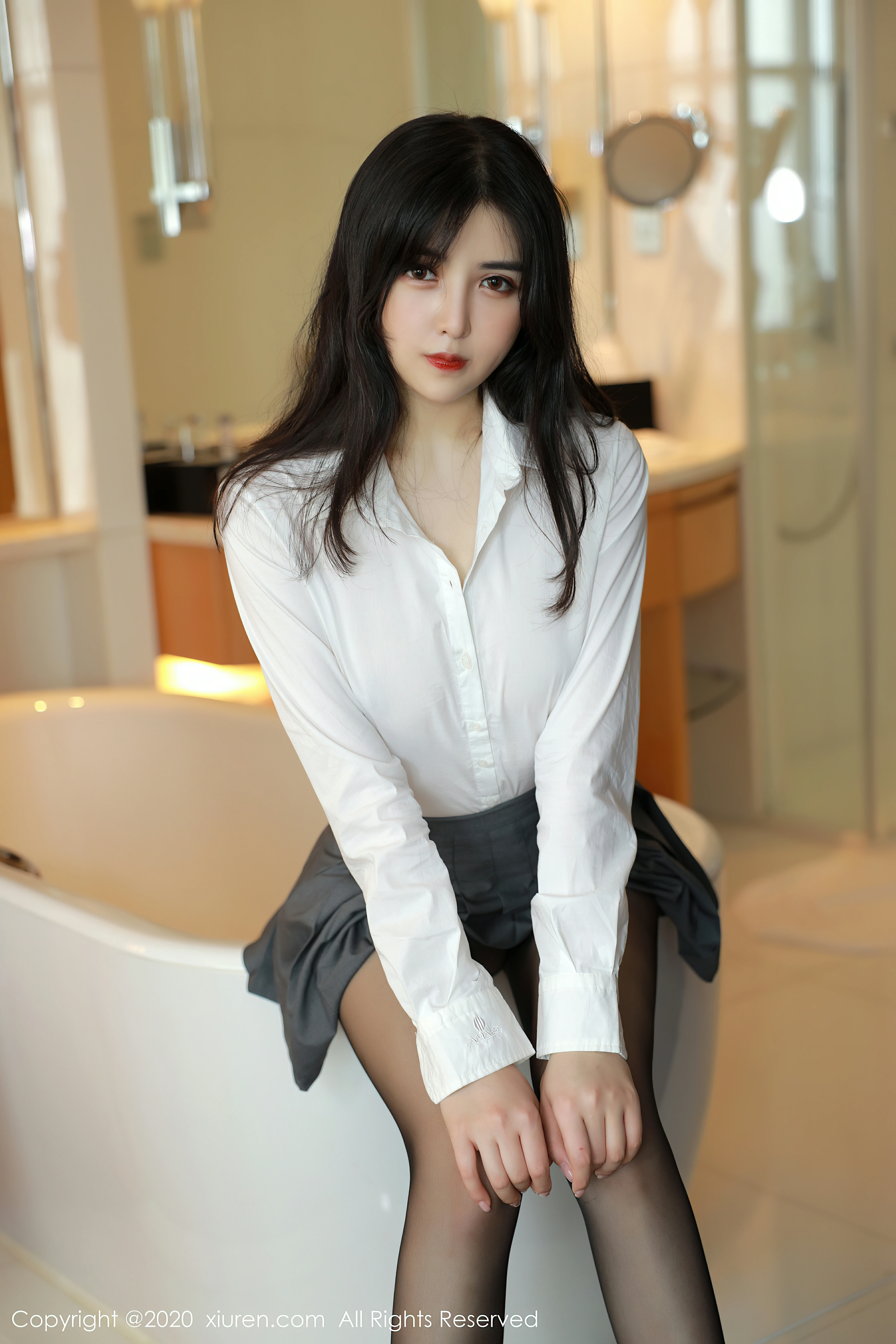 [XiuRen秀人网]XR20200715N02330 韩静安 白色衬衫与灰色短裙加黑丝美腿性感私房写真集,