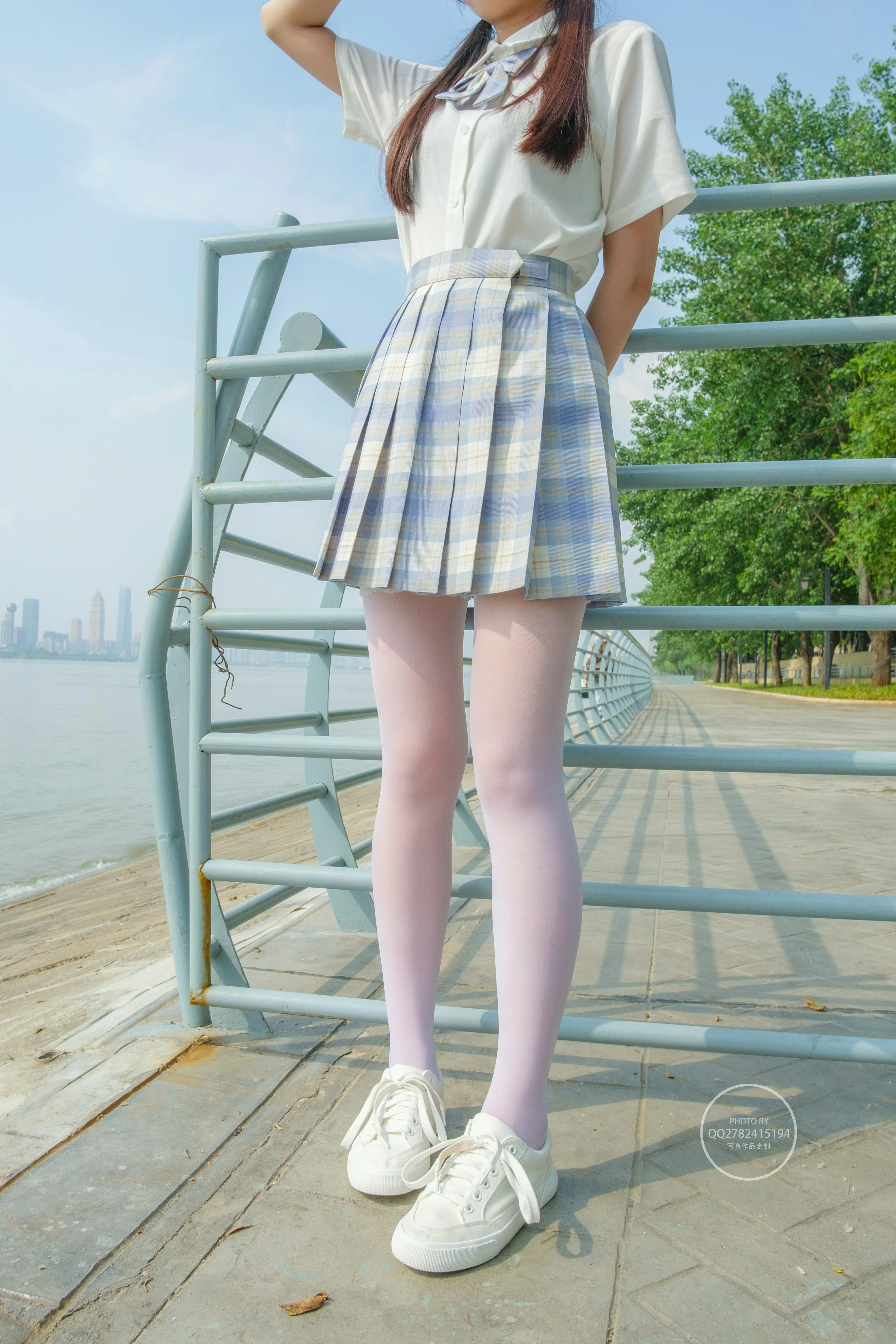 [森萝财团]有料NO.046 清纯圆润小萝莉 白色JK制服与蓝色短裙加白色丝袜美腿操场写真,