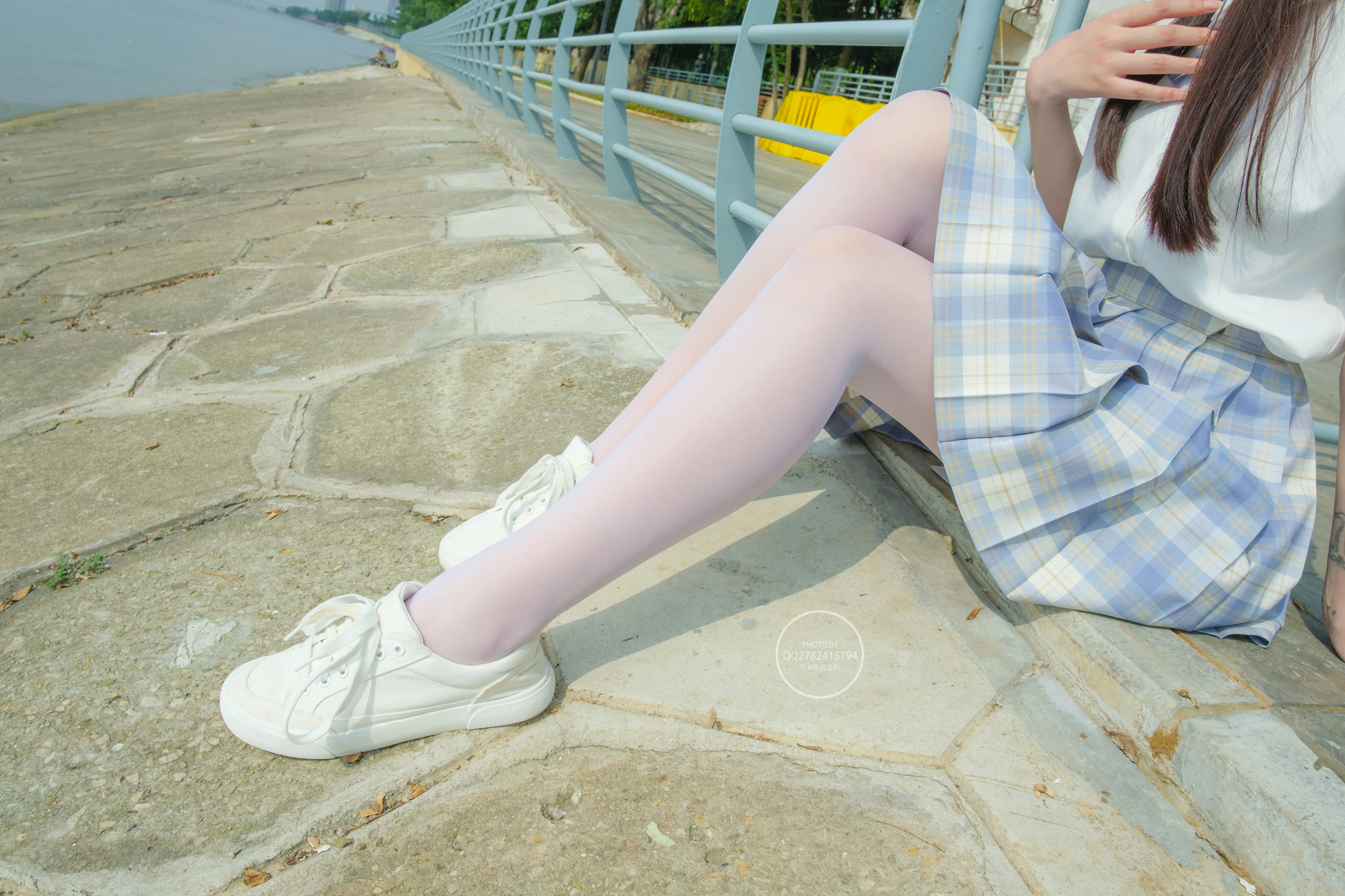 [森萝财团]有料NO.046 清纯圆润小萝莉 白色JK制服与蓝色短裙加白色丝袜美腿操场写真,