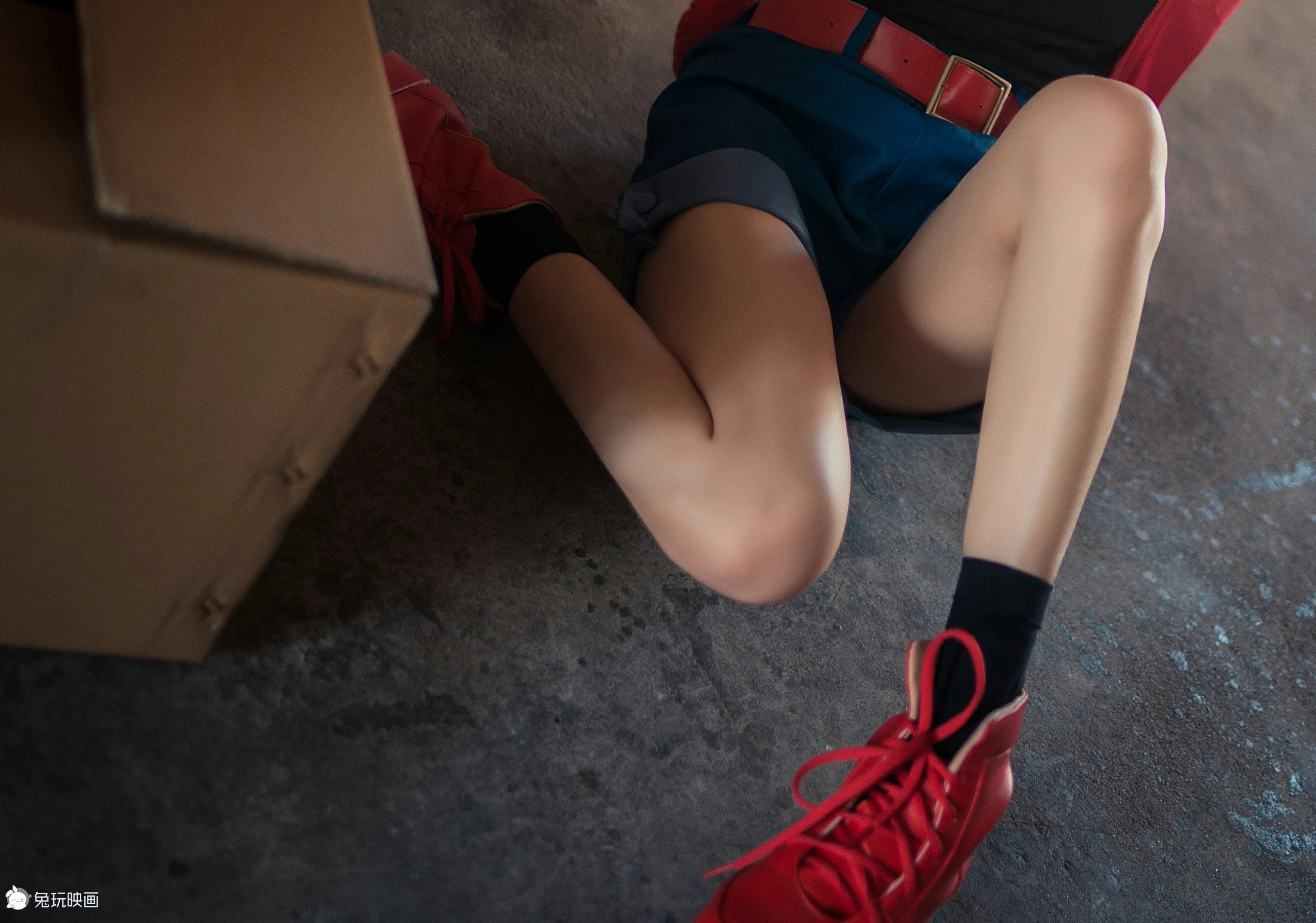 清纯萝莉少女 绮太郎Kitaro 工作细胞 红色衬衫加蓝色短裤街拍写真,