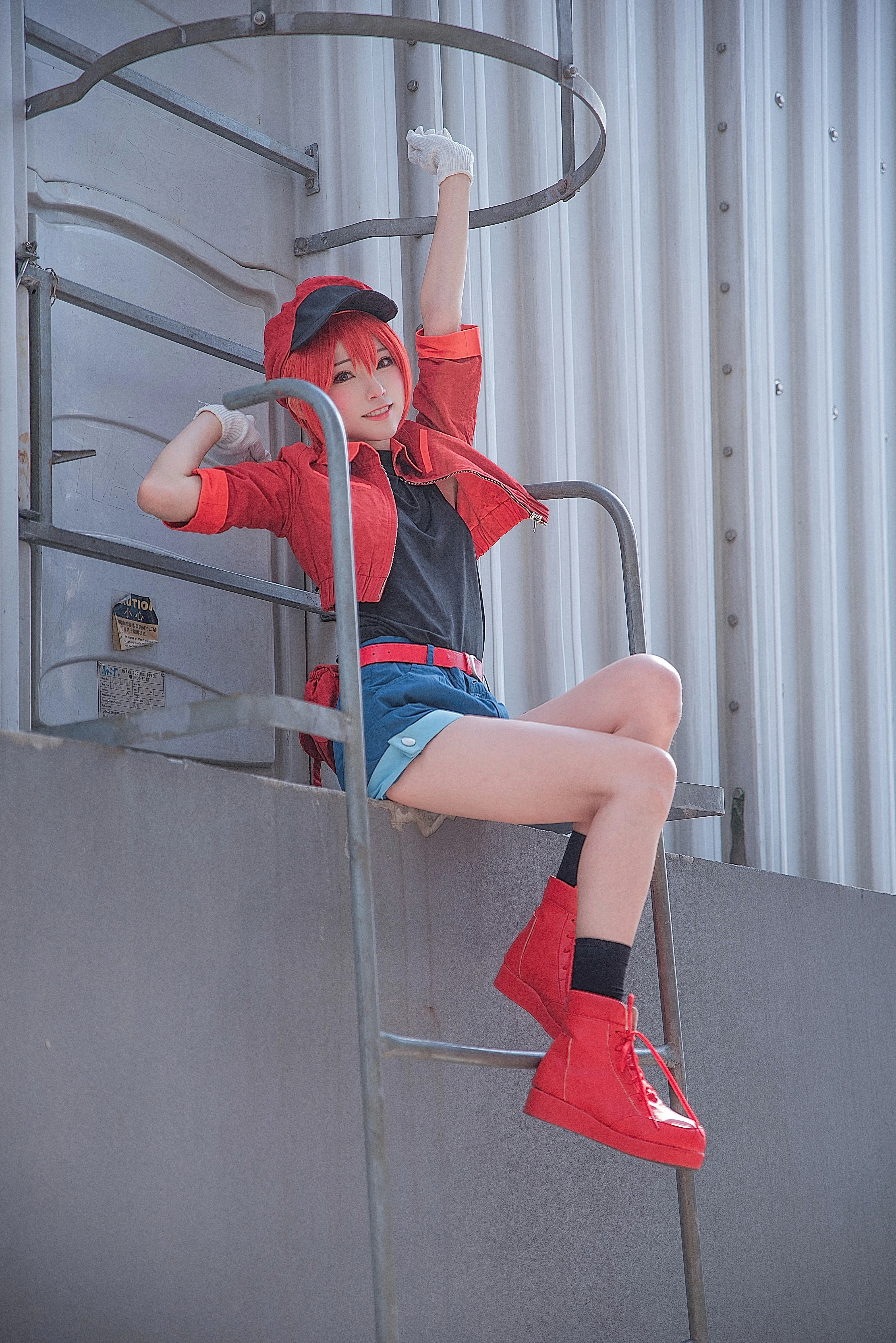 清纯萝莉少女 绮太郎Kitaro 工作细胞 红色衬衫加蓝色短裤街拍写真,