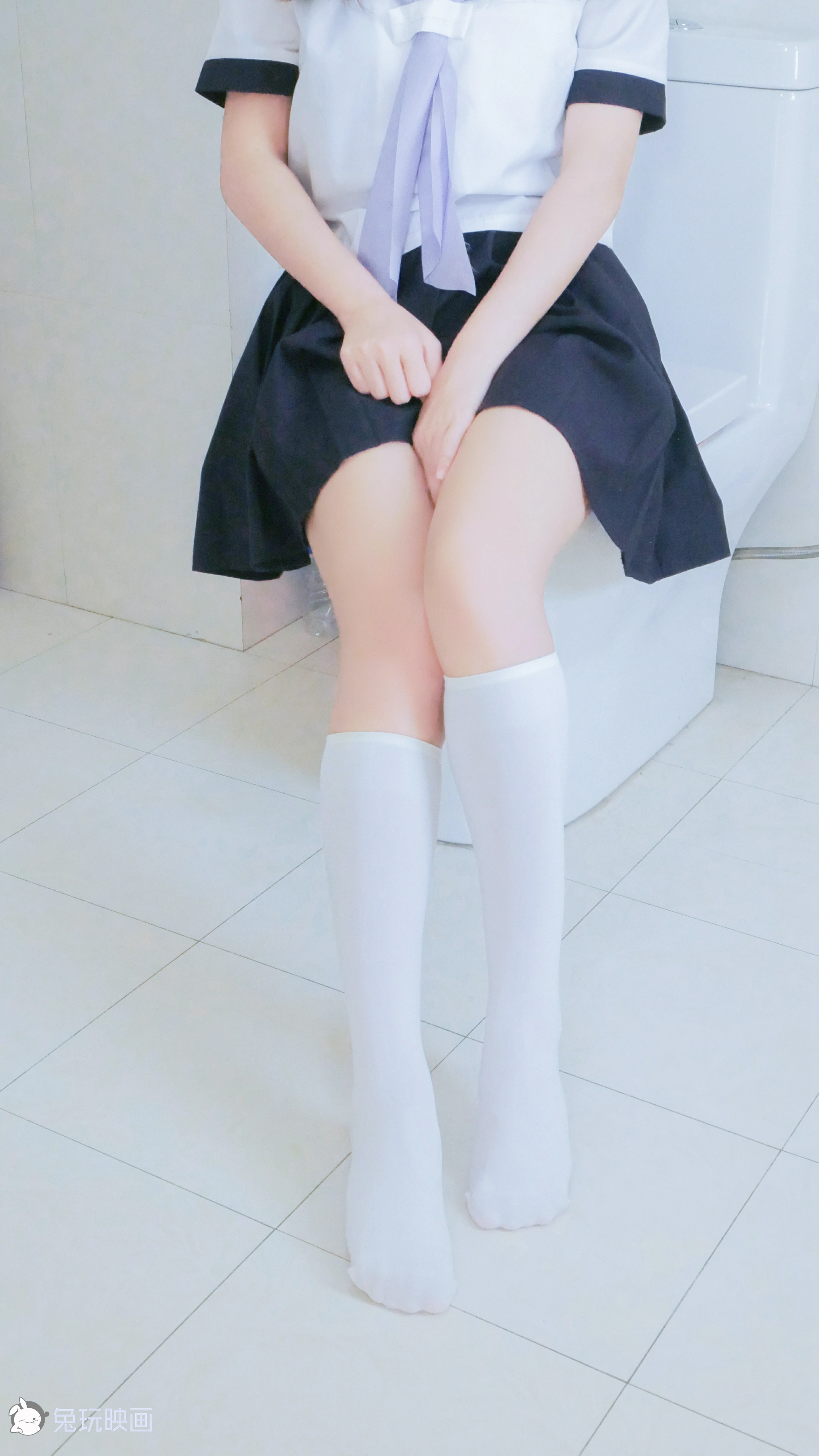 [兔玩映画]B72.001 JK制服少女 蓝色短裙加白色丝袜美腿私房写真,