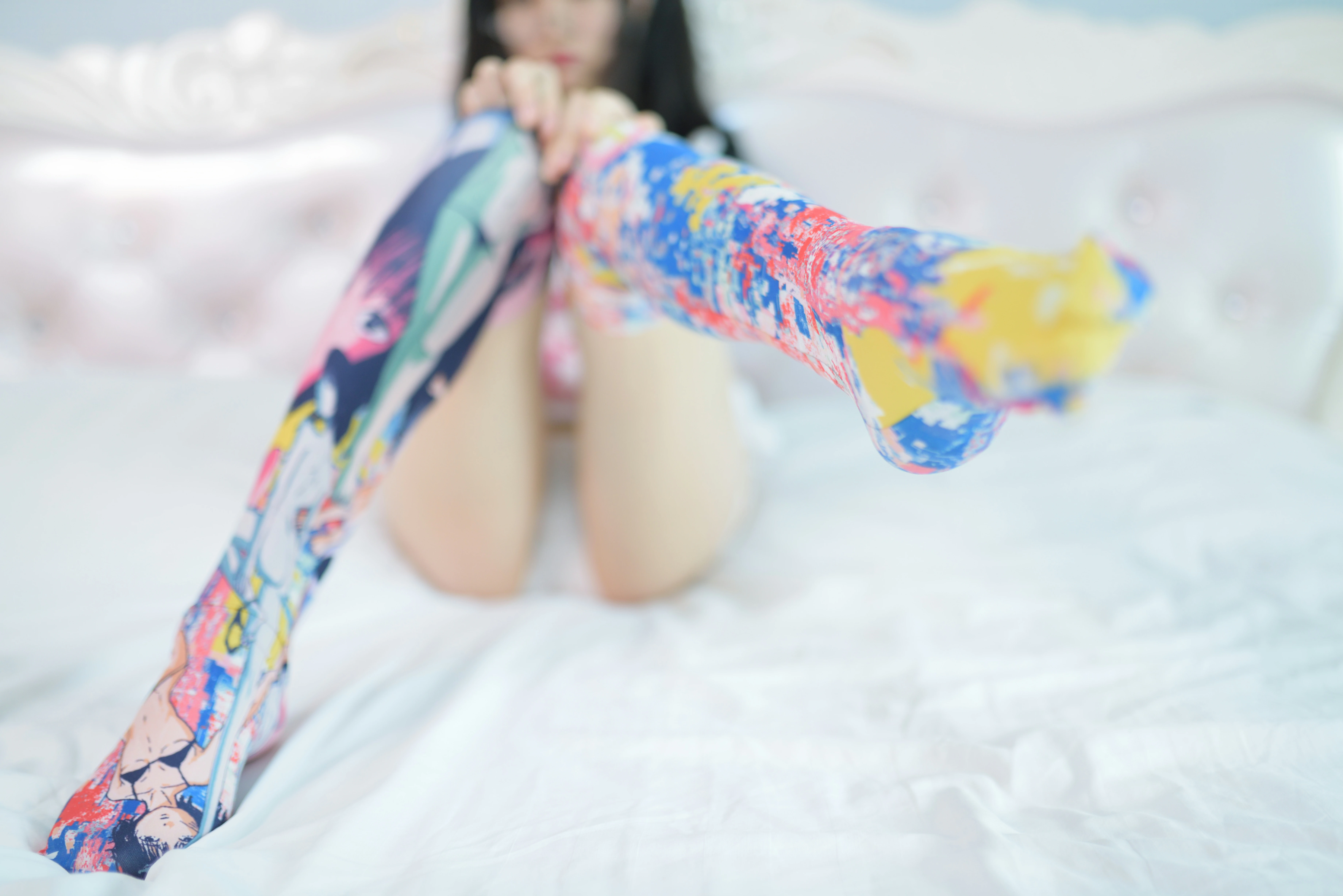 网红清纯少女 NAGISA魔物喵 电子写真 白色短袖加彩色丝袜美腿性感写真,