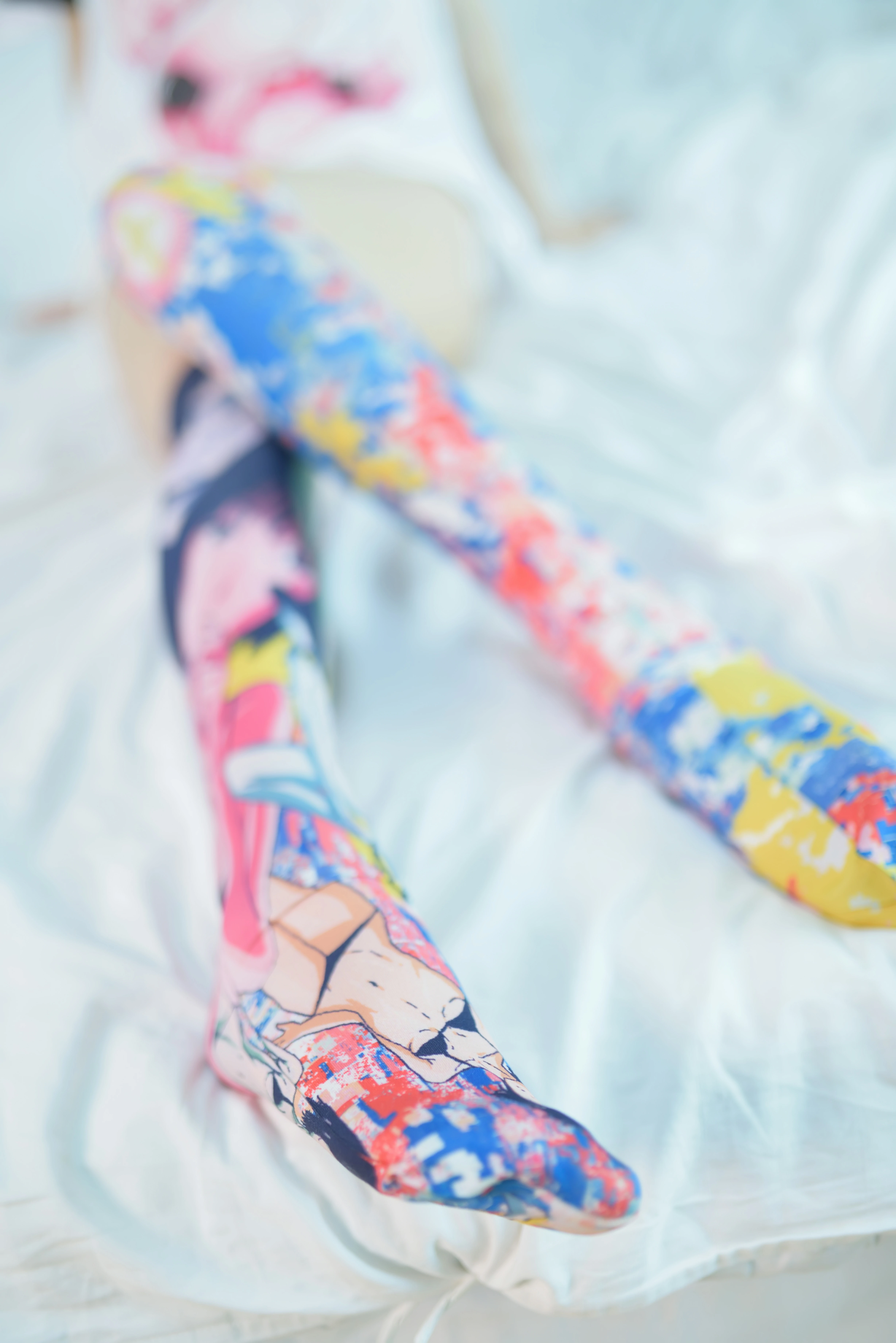 网红清纯少女 NAGISA魔物喵 电子写真 白色短袖加彩色丝袜美腿性感写真,