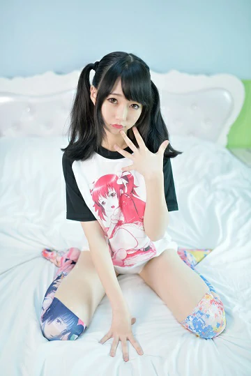 网红清纯少女 NAGISA魔物喵 电子写真 白色短袖加彩色丝袜美腿性感写真