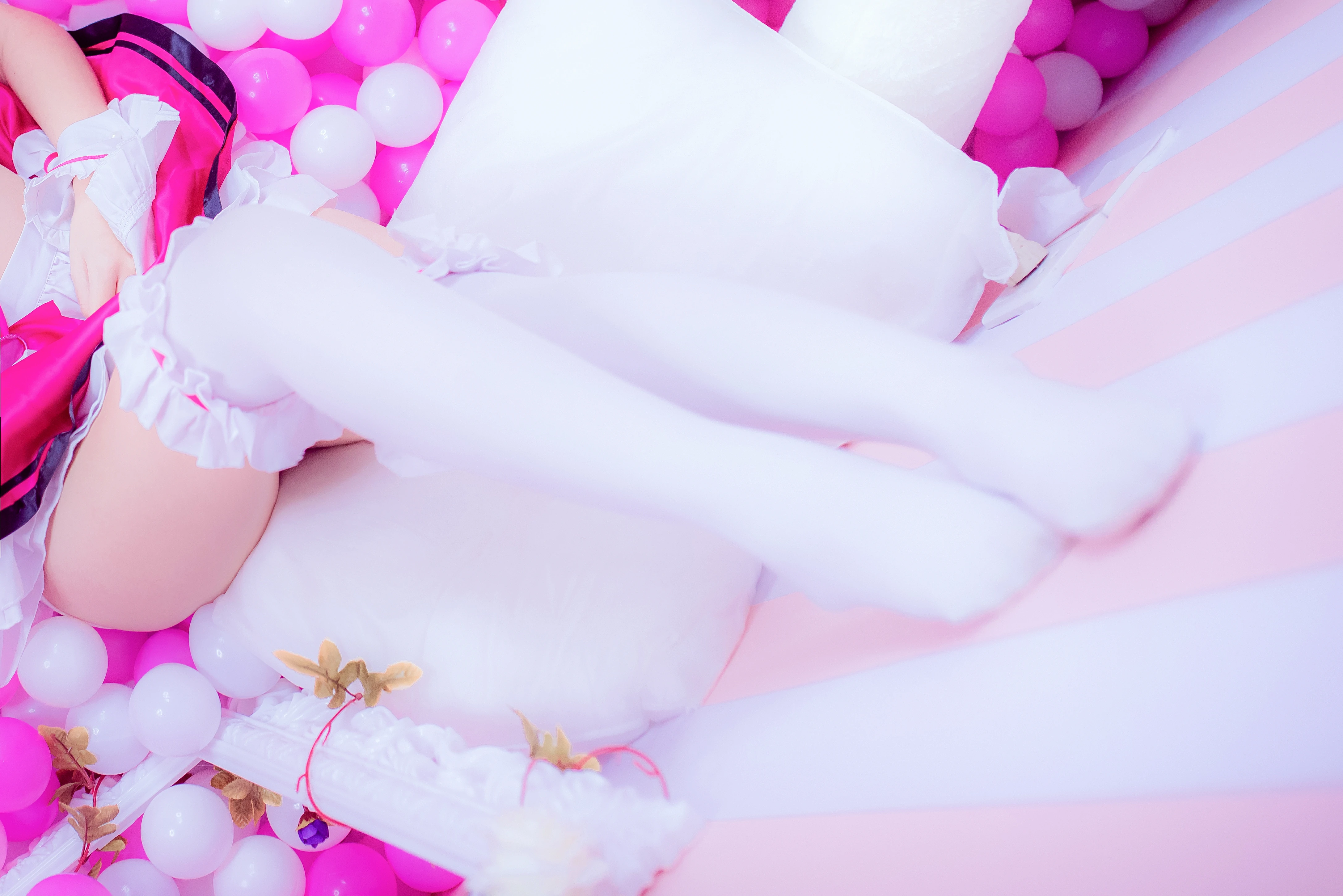 网红清纯少女 二佐Nisa 情趣制服与粉色短裙加白色丝袜美腿私房写真,