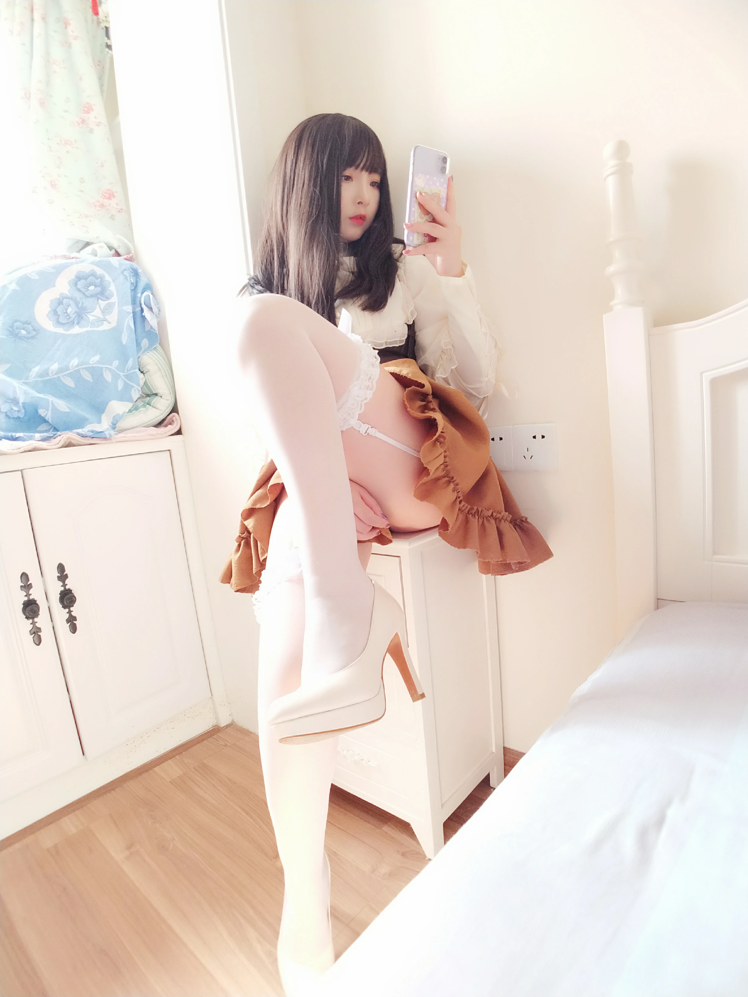 网红清纯少女 古川kagura 橙色短裙加白色丝袜美腿私房写真集,