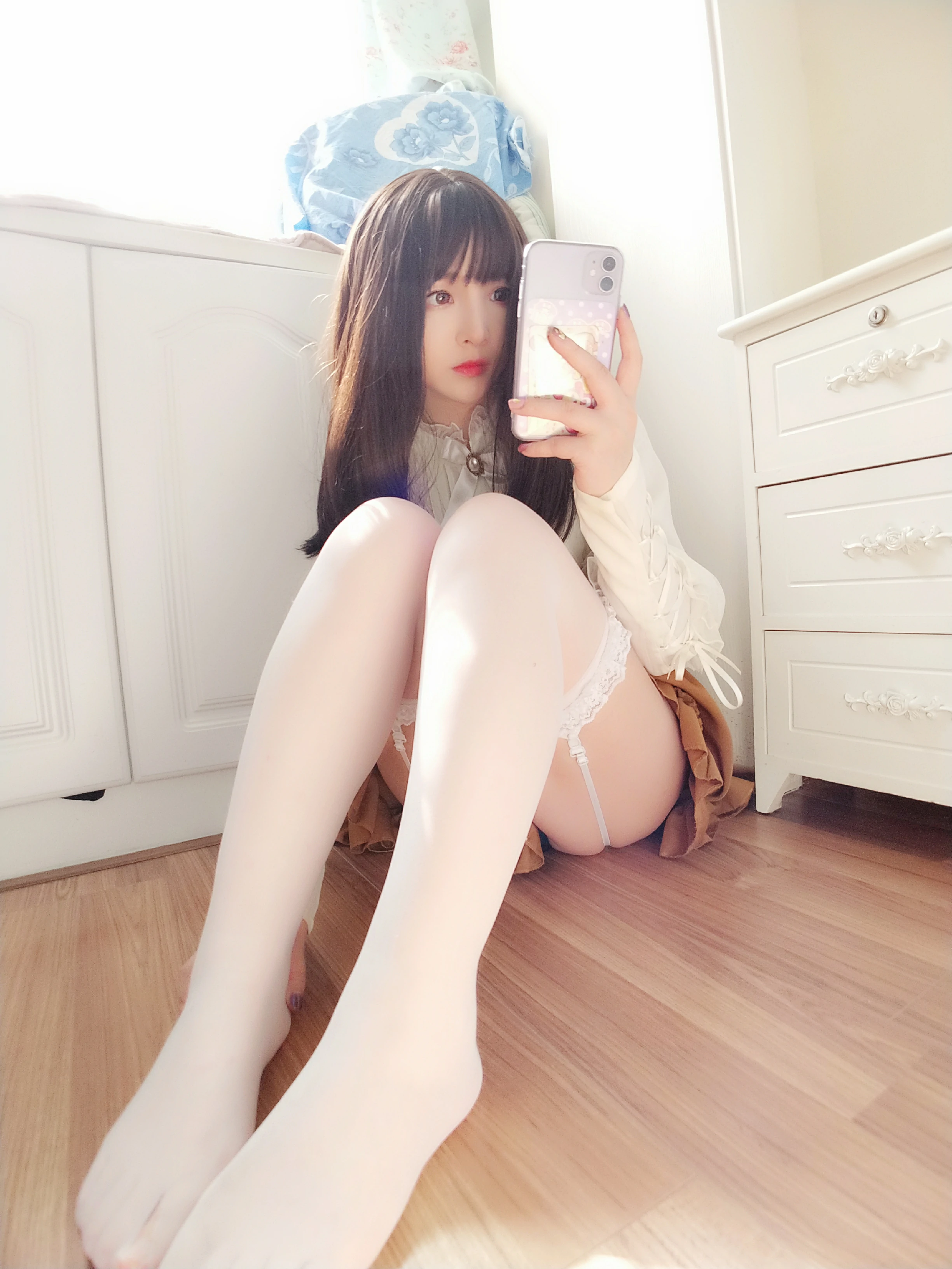 网红清纯少女 古川kagura 橙色短裙加白色丝袜美腿私房写真集,