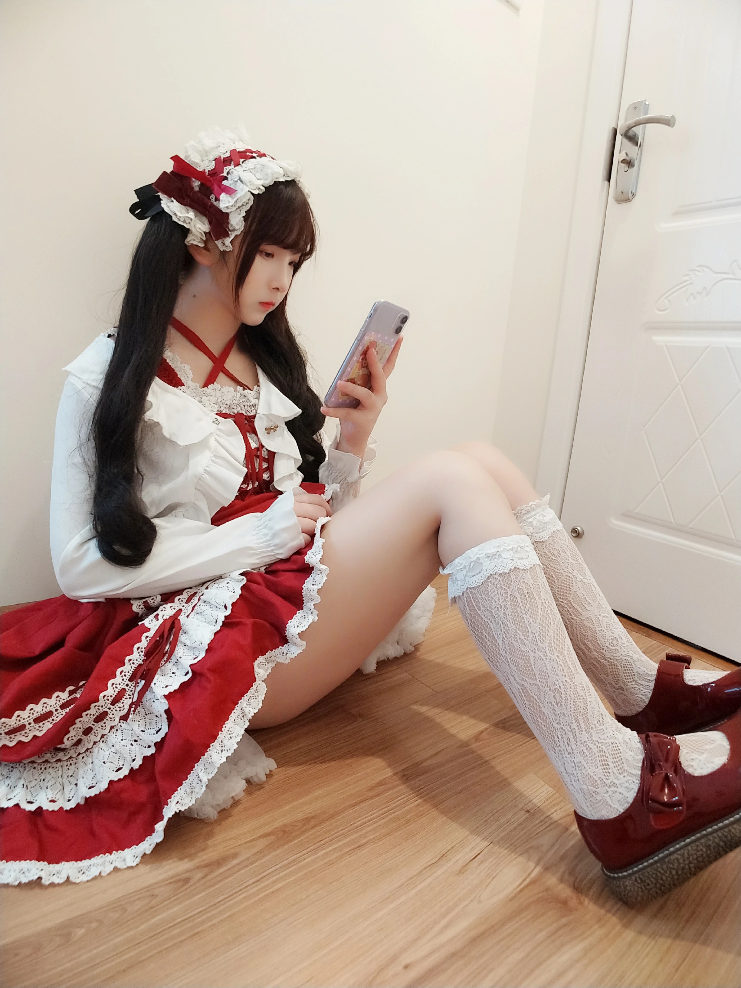 网红清纯少女 古川kagura 红色公主制服裙加丝袜美腿私房写真,