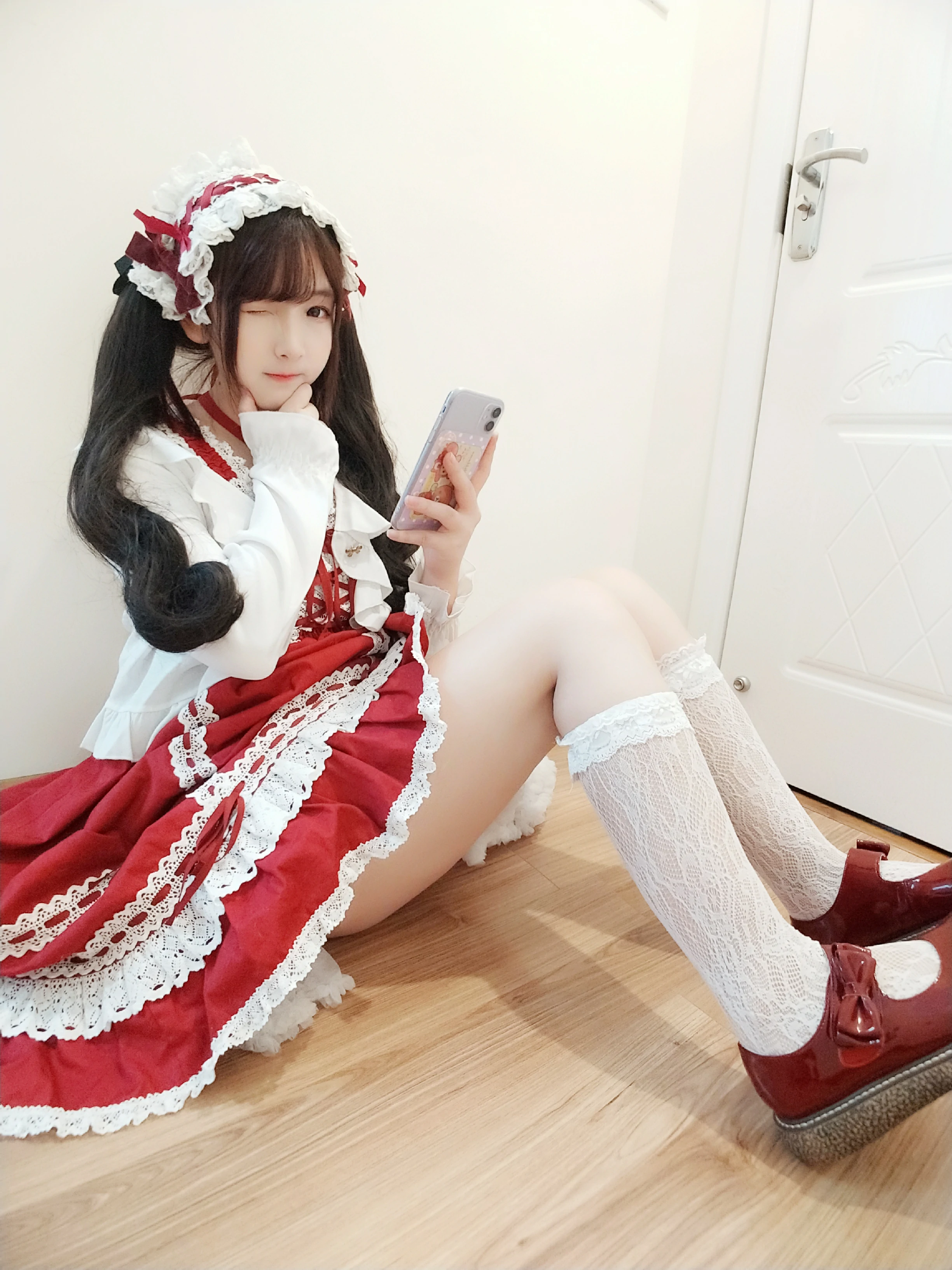 网红清纯少女 古川kagura 红色公主制服裙加丝袜美腿私房写真,