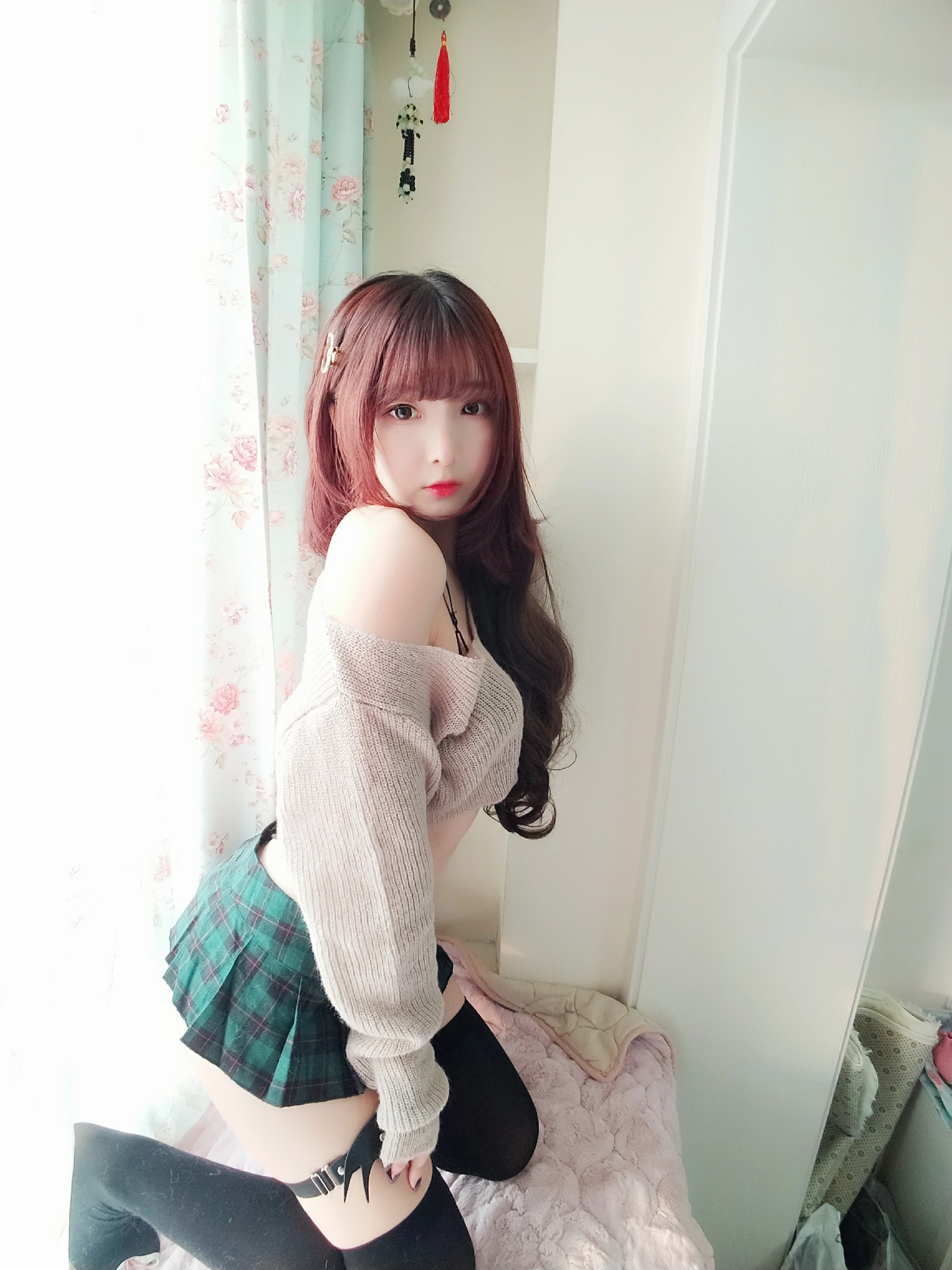 网红清纯少女 古川kagura 绿色短裙加黑丝美腿性感私房写真,