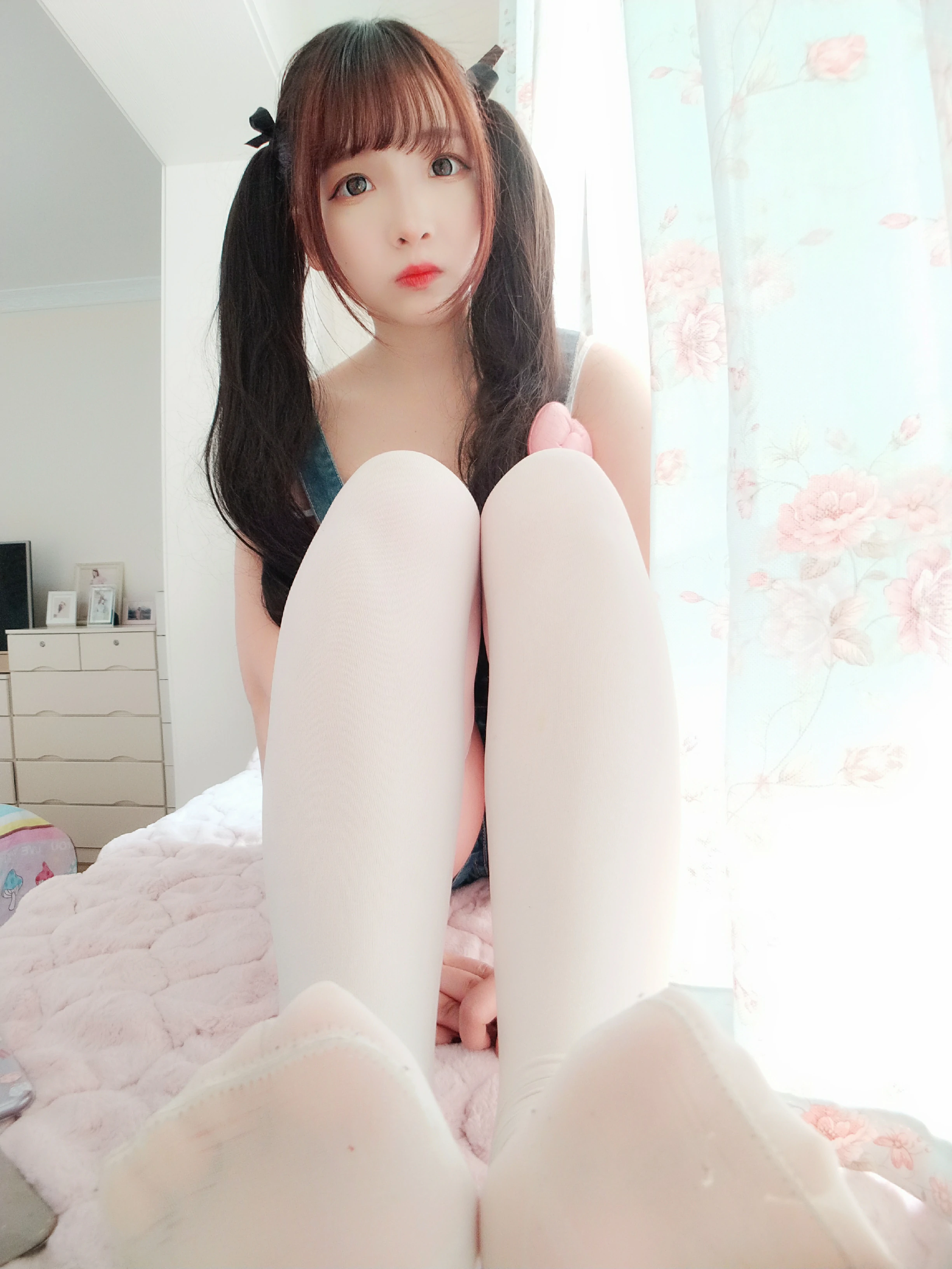 网红清纯少女 古川kagura 背带短裤加白色丝袜美腿私房写真,