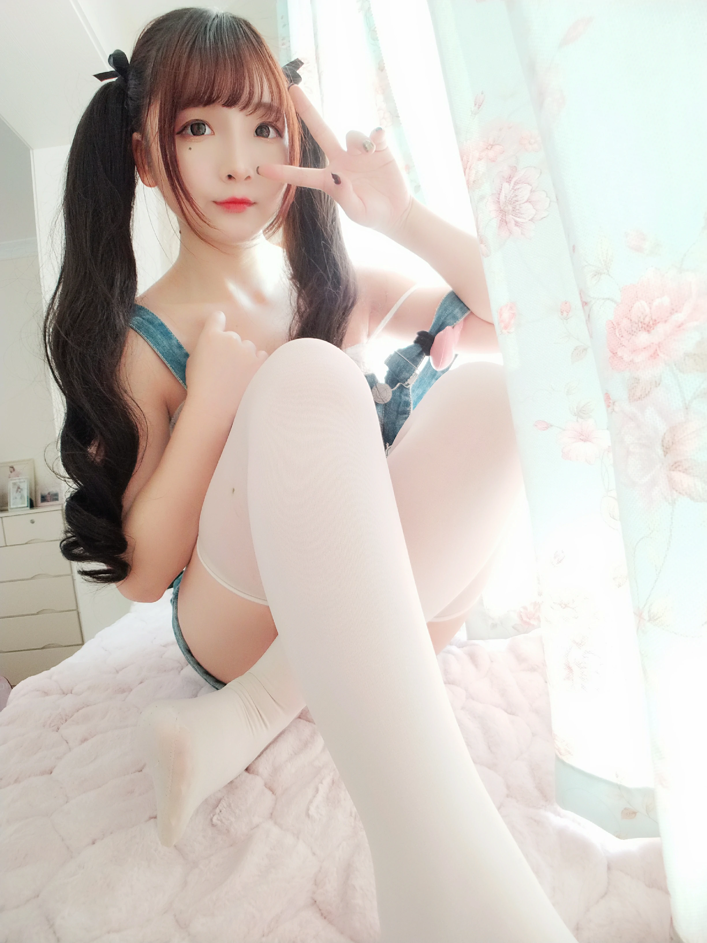 网红清纯少女 古川kagura 背带短裤加白色丝袜美腿私房写真,