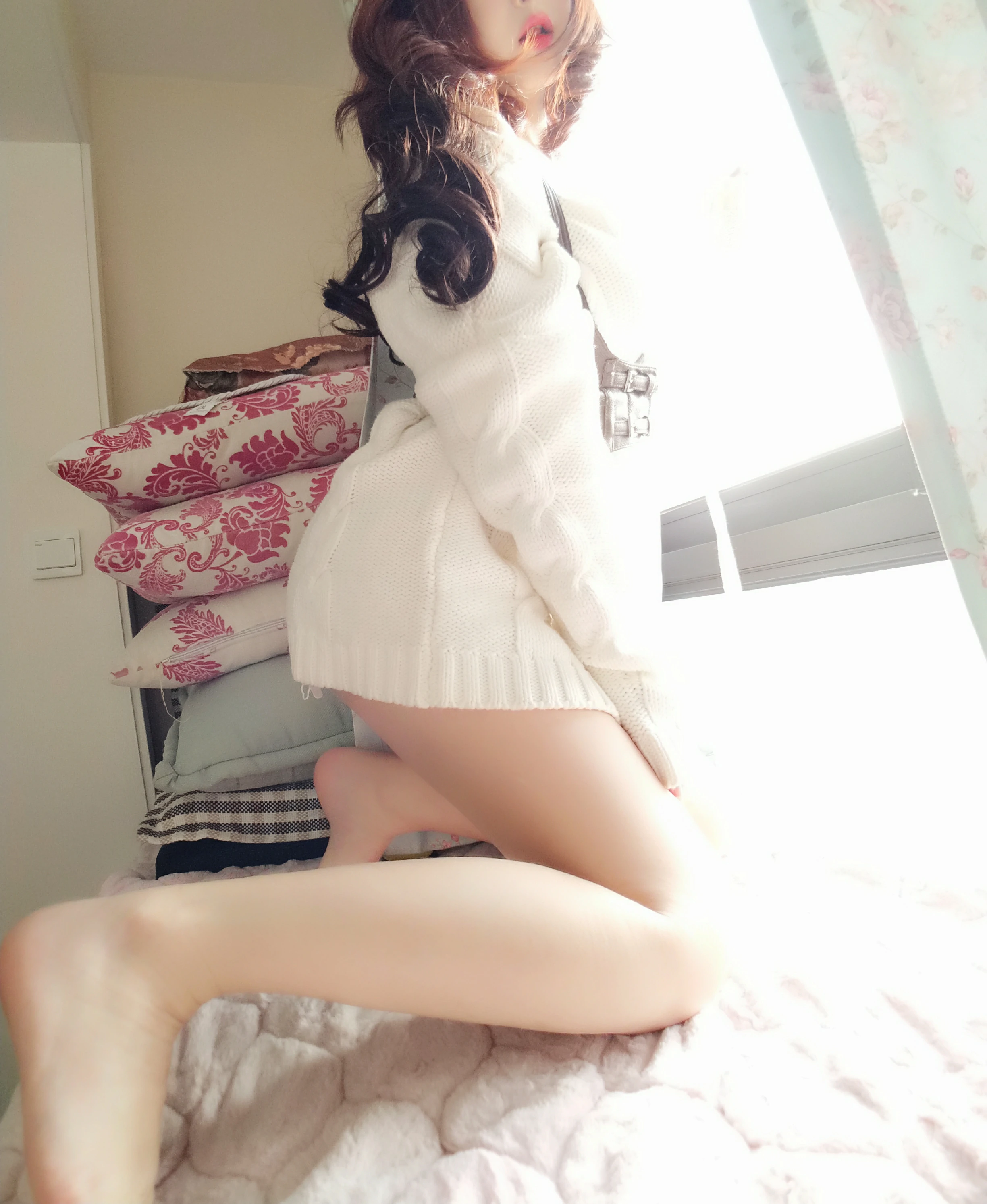 网红清纯少女 古川kagura 白色镂空连衣裙加渔网袜性感私房写真,