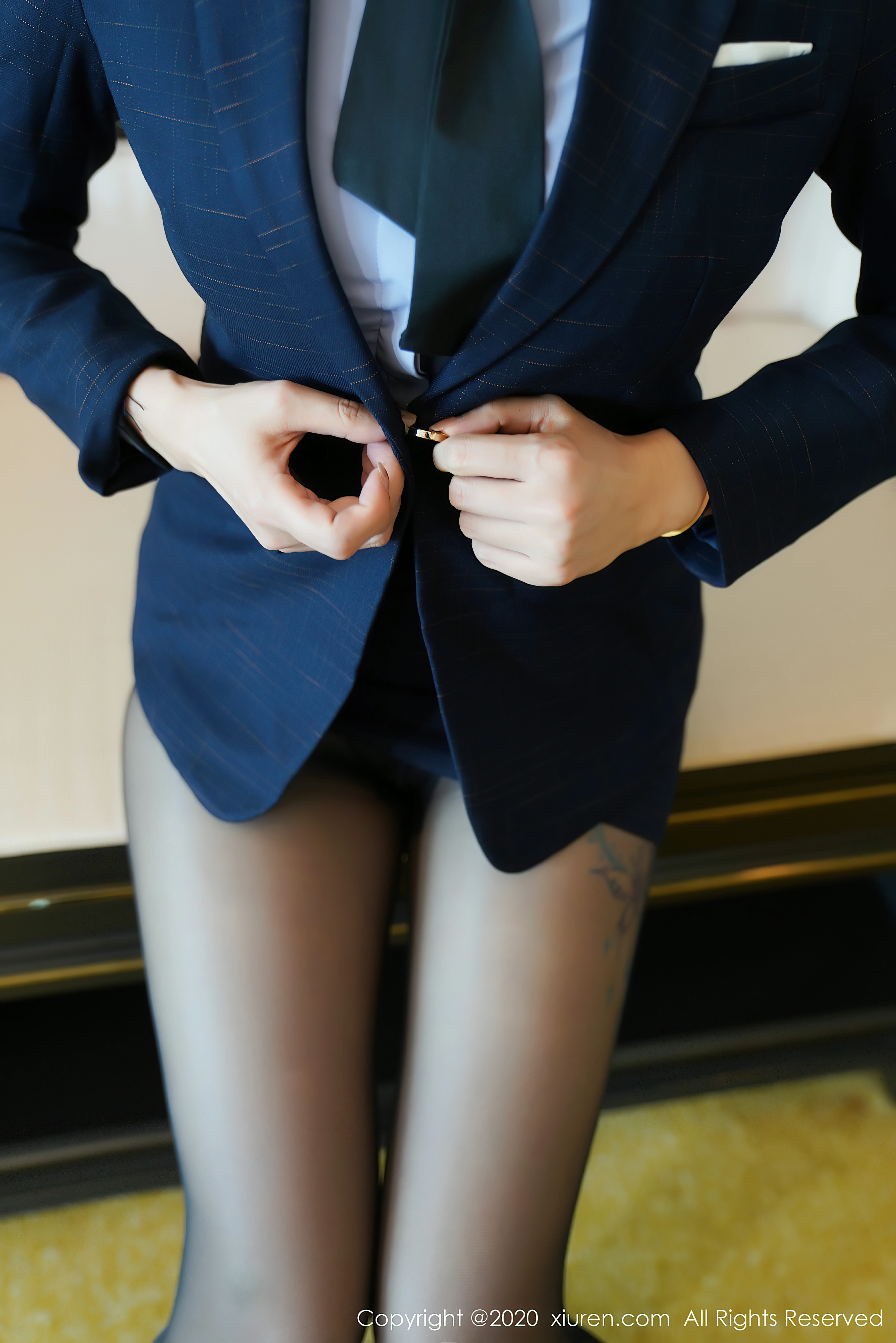 [XiuRen秀人网]XR20200722N02354 性感女秘书 果儿Victoria 黑色制服与短裙加黑丝美腿私房写真集,