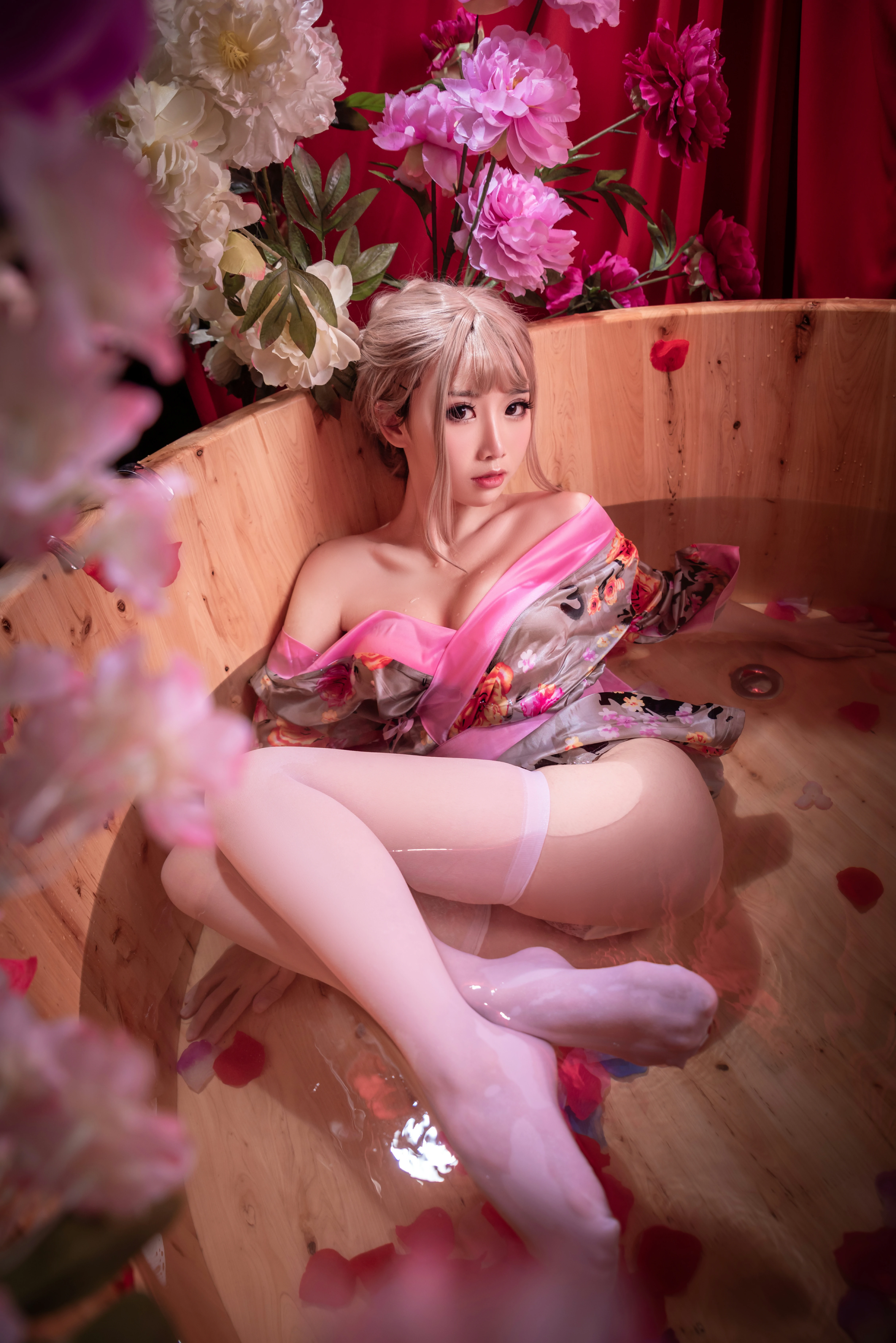 网红清纯少女 面饼仙儿 出水芙蓉 粉色和服加白色丝袜美腿私房写真,