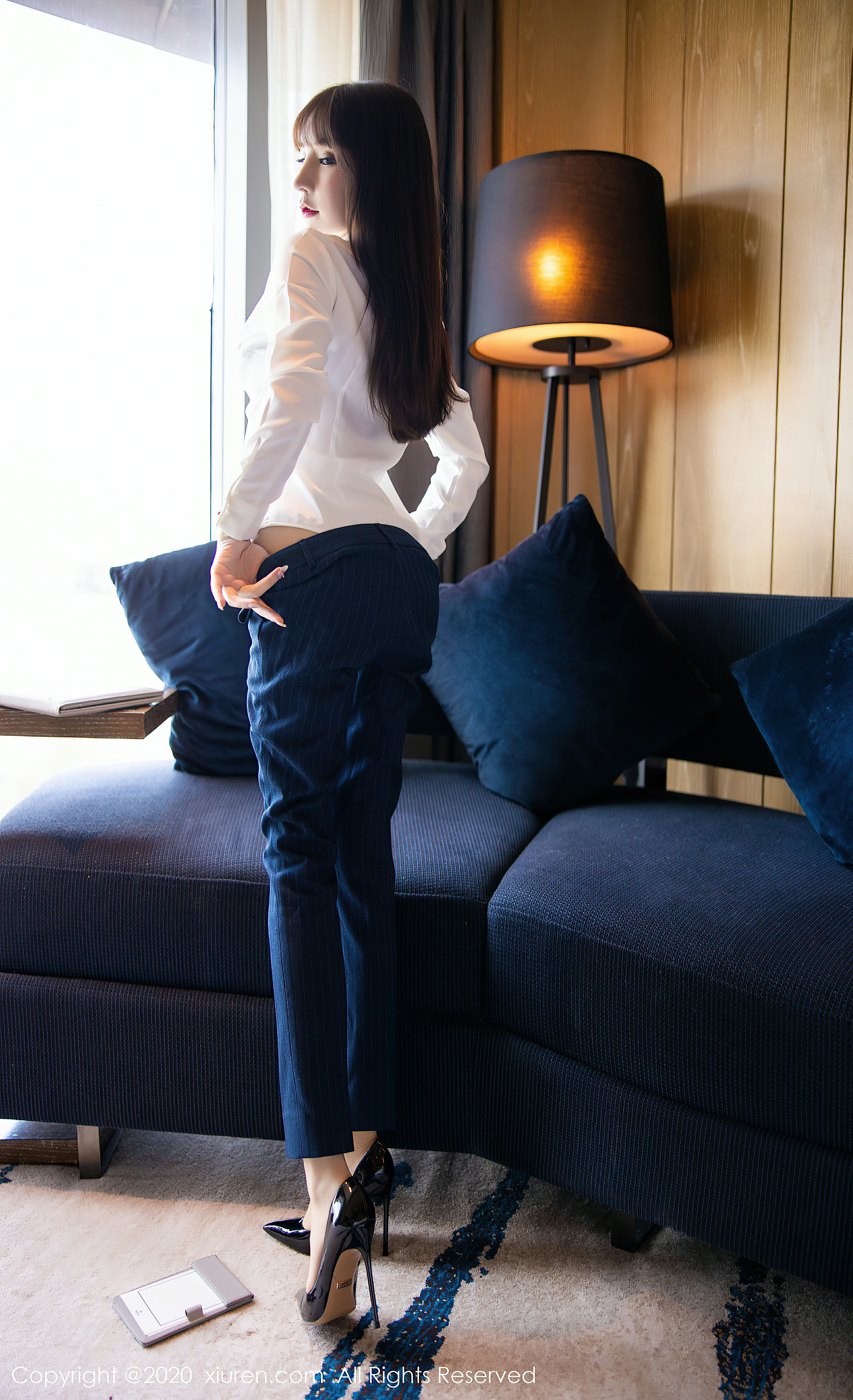 [XiuRen秀人网]XR20200722N02356 都市丽人 周于希Sandy 白色衬衫加蓝色长裤性感私房写真集,