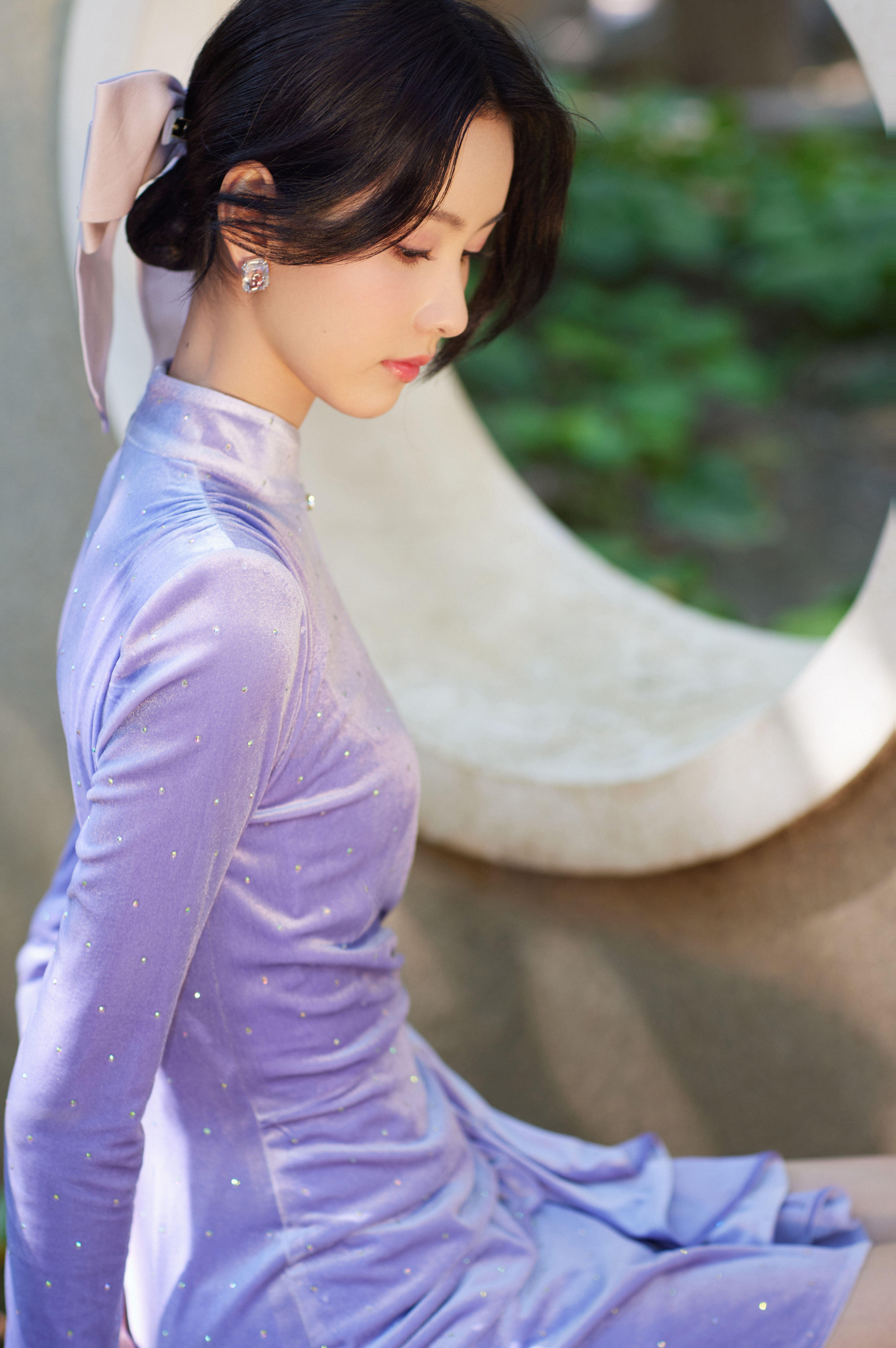 陈都灵低马尾配珍珠耳饰清新优雅 穿紫色丝绒短裙尽显好身材,