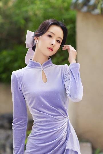 陈都灵低马尾配珍珠耳饰清新优雅 穿紫色丝绒短裙尽显好身材