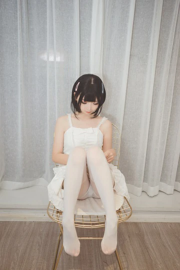 网红清纯少女 面饼仙儿 白色吊带连衣裙加白色丝袜美腿私房写真