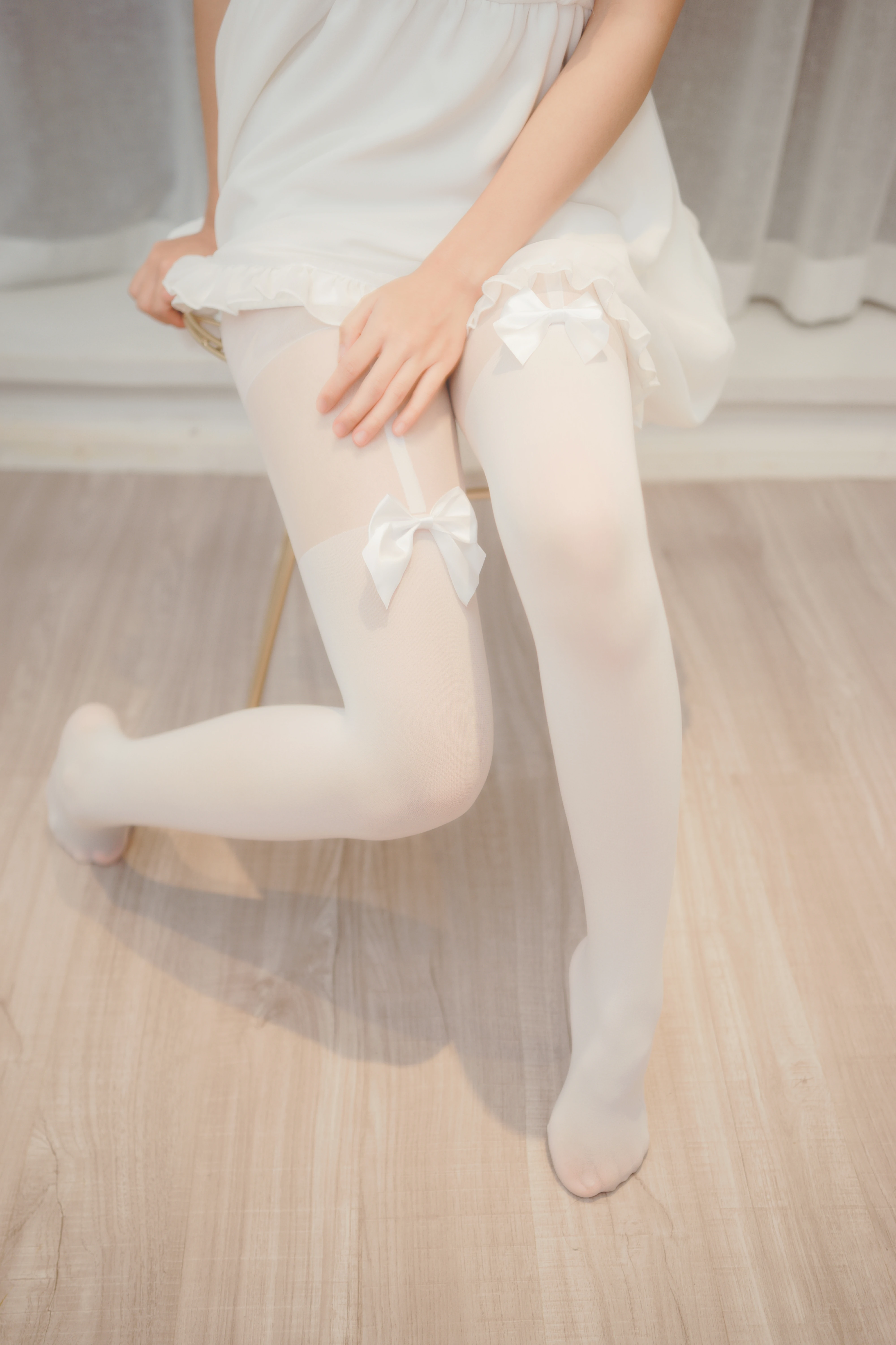 网红清纯少女 面饼仙儿 白色吊带连衣裙加白色丝袜美腿私房写真,0002