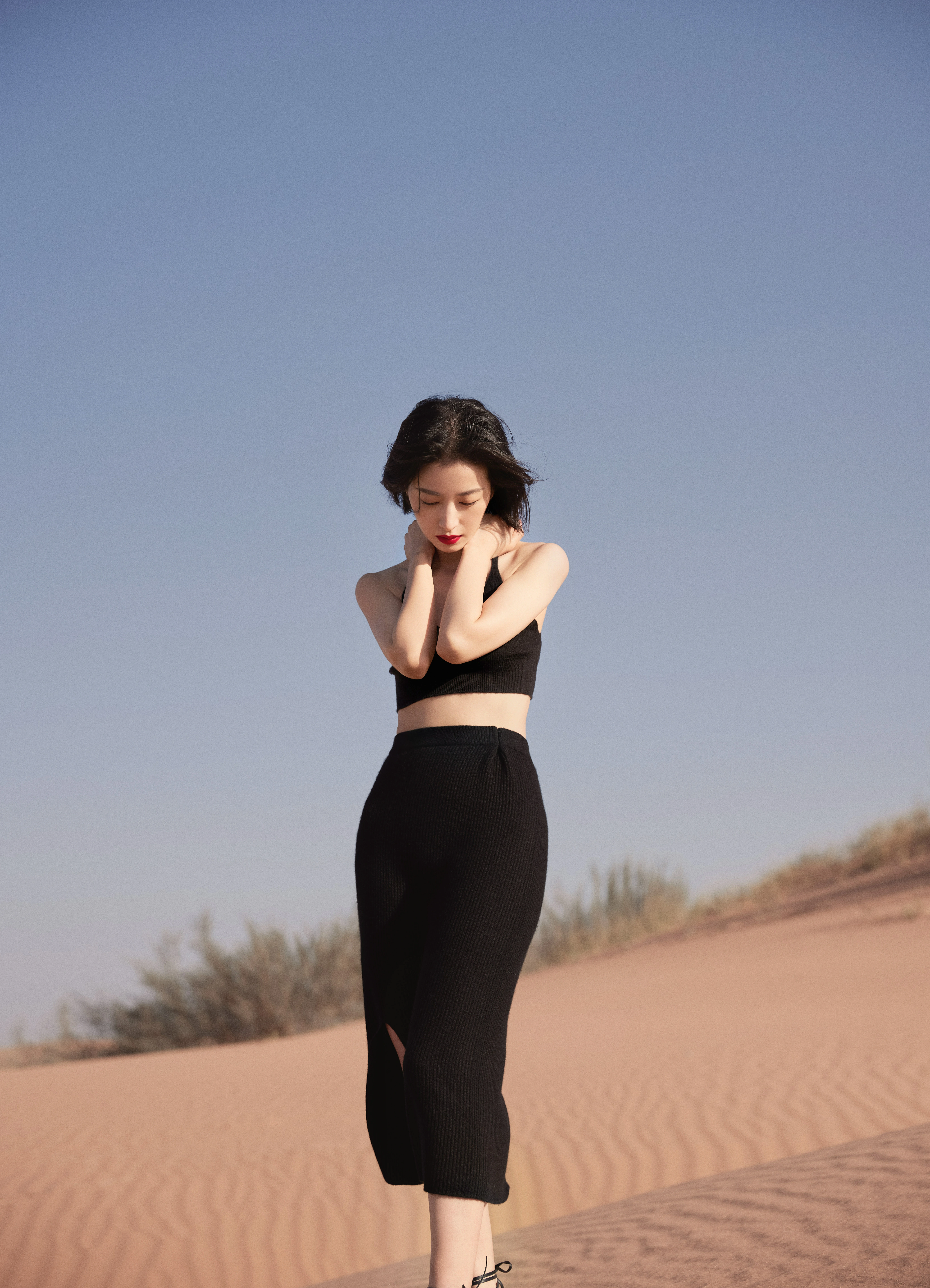 周雨彤穿修身裙身材优越 在沙漠中酷飒满分,2
