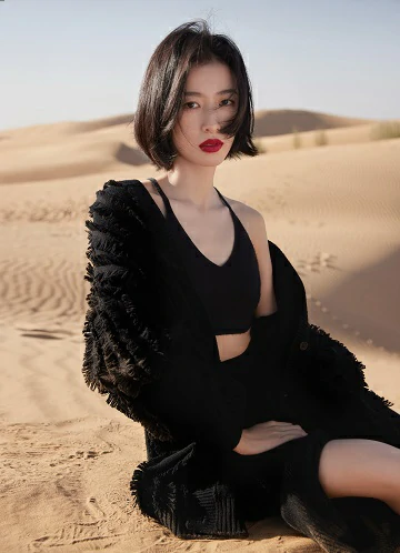 周雨彤穿修身裙身材优越 在沙漠中酷飒满分
