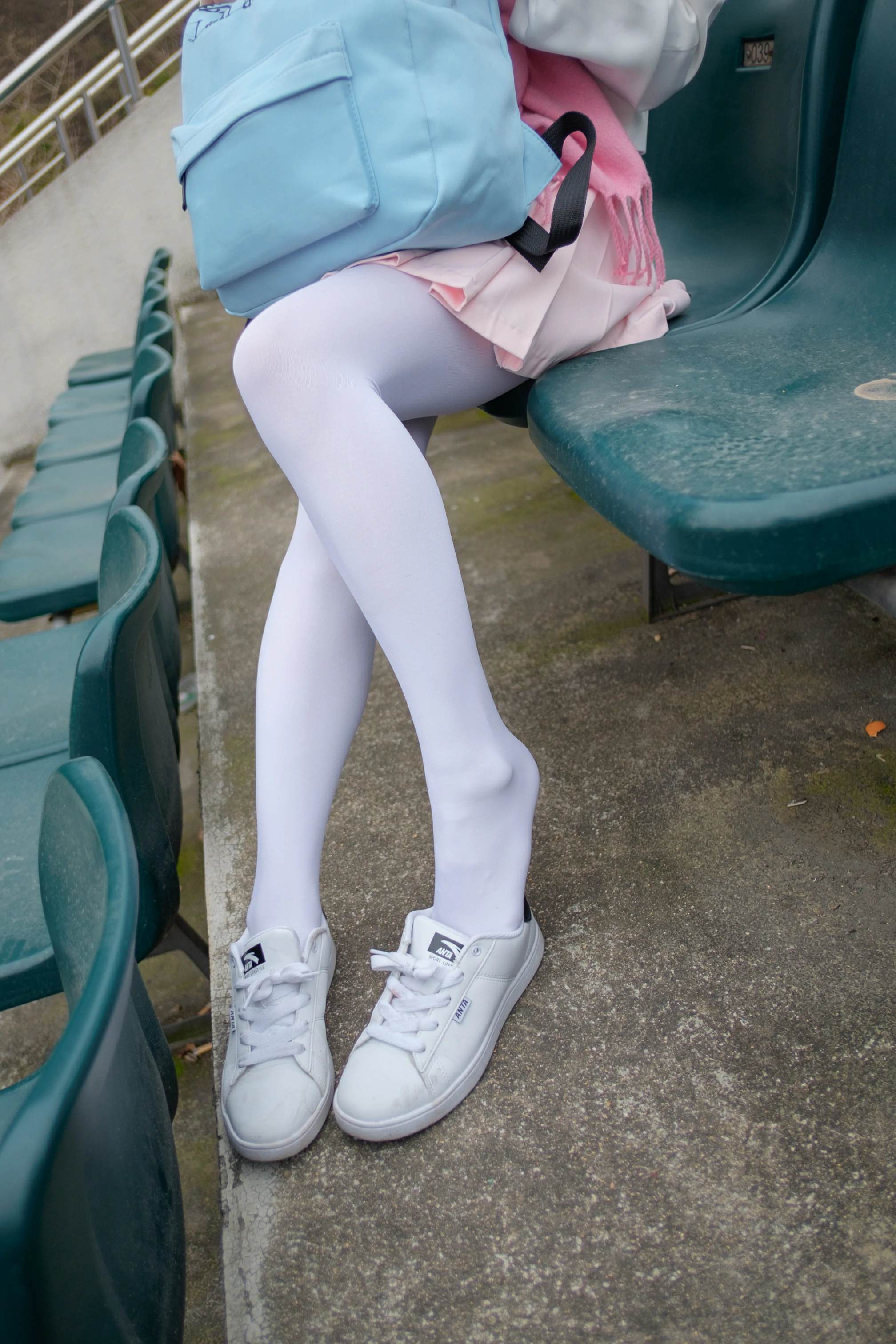 萝莉少女 阿诺不是施瓦辛戈 JK制服与粉色短裙加白色丝袜美腿写真,0010