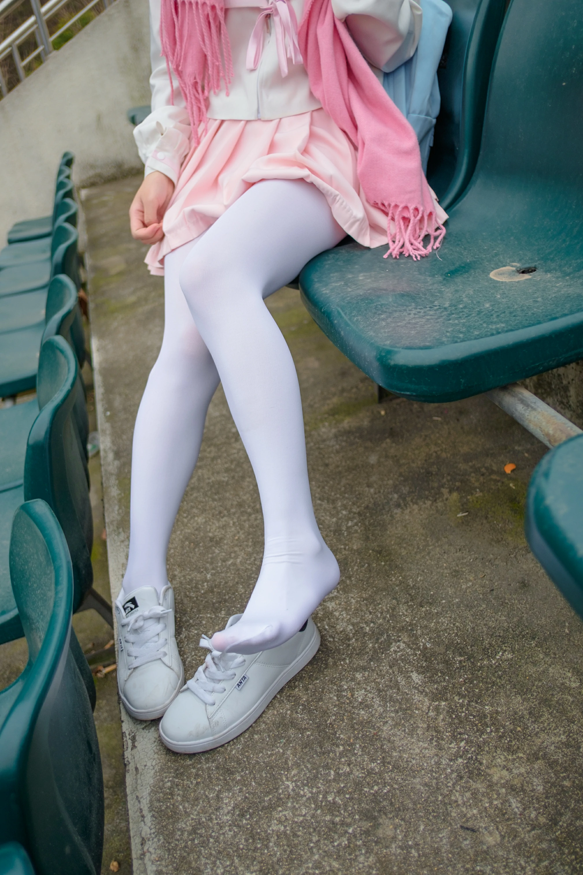 萝莉少女 阿诺不是施瓦辛戈 JK制服与粉色短裙加白色丝袜美腿写真,0012