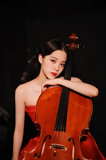 欧阳娜娜穿红裙女神气质满满 手持大提琴眼眸清亮迷人