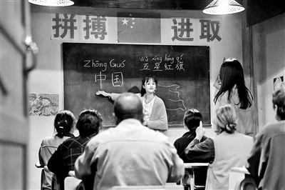 《在希望的田野上》中扮演乡村女教师 安悦溪新剧突破“少女”标签