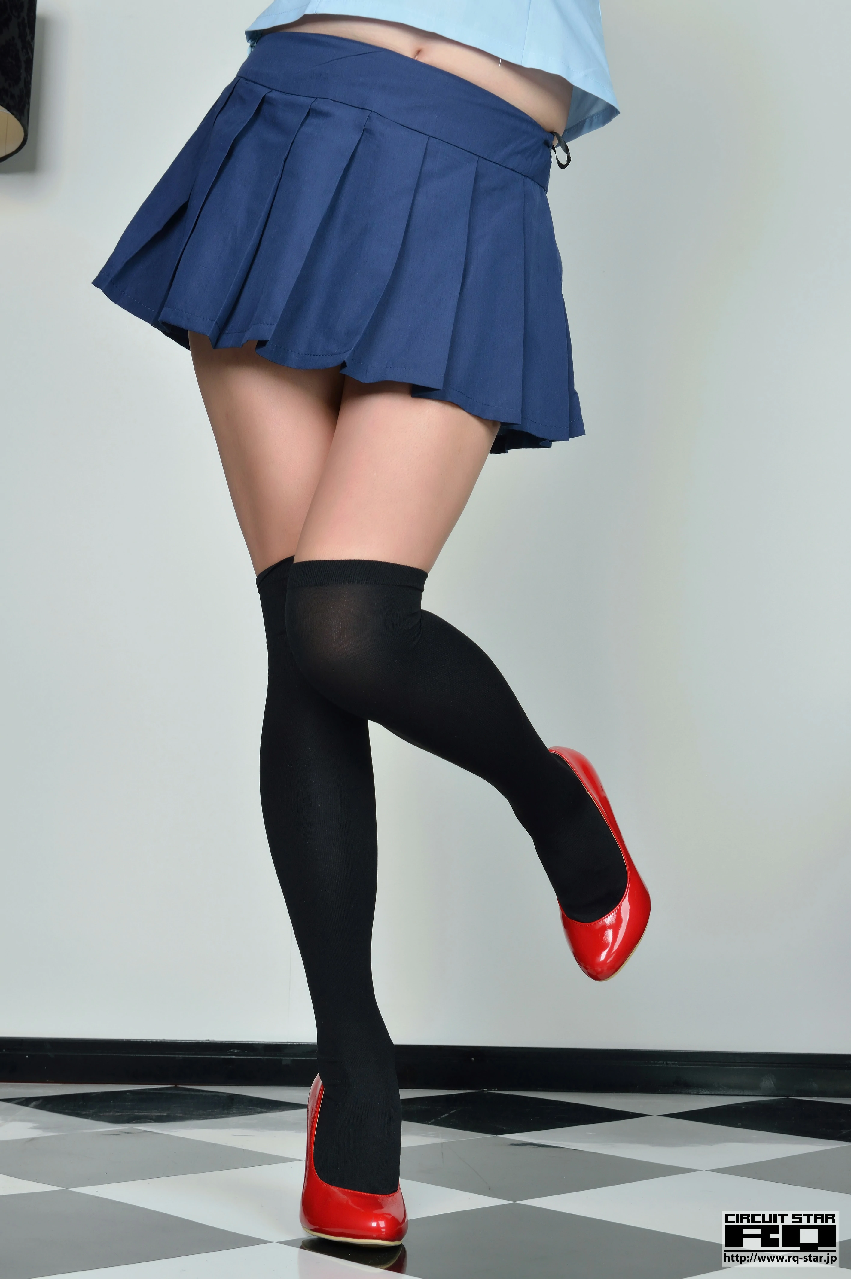 [RQ-STAR写真]NO.00703 葵ゆりか(葵由里佳，Yurika Aoi)蓝色衬衫与短裙加黑丝美腿私房写真集,012