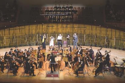 三幕英语歌剧《浪子的历程》半舞台版亮相上海交响乐团音乐厅。