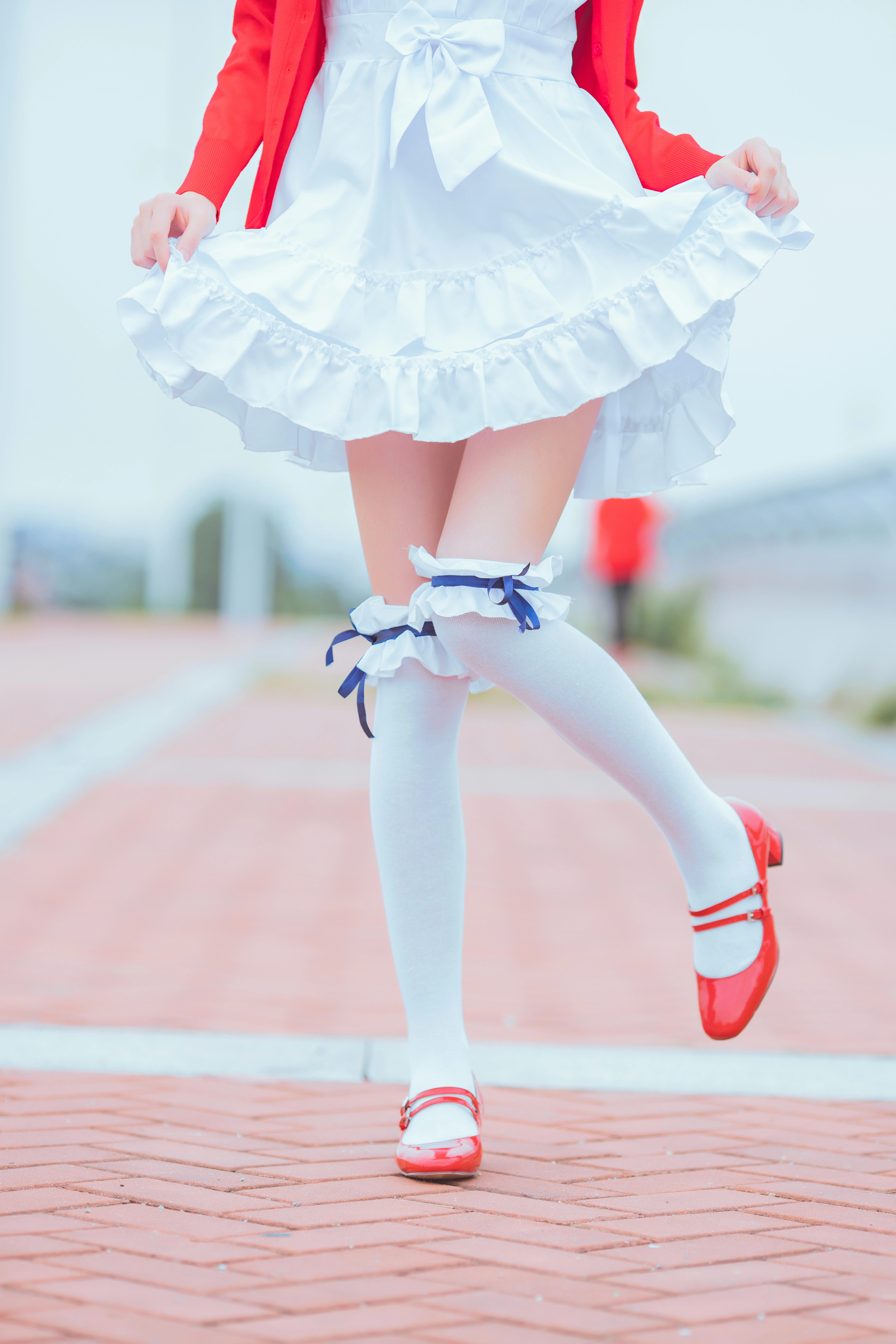 清纯少女 桜桃喵 红色外套与白色连衣裙加白色丝袜美腿街拍写真,0013