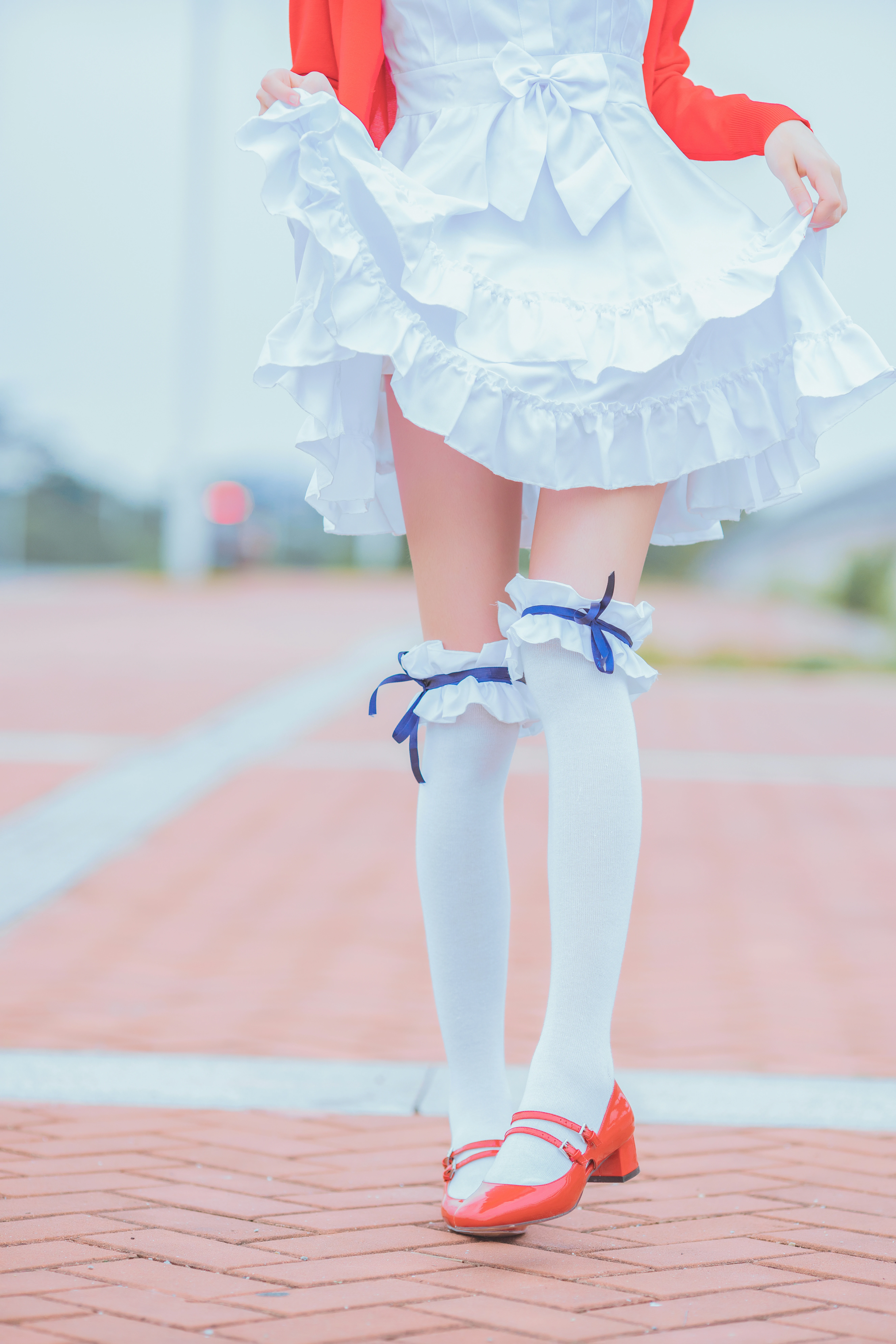 清纯少女 桜桃喵 红色外套与白色连衣裙加白色丝袜美腿街拍写真,0015
