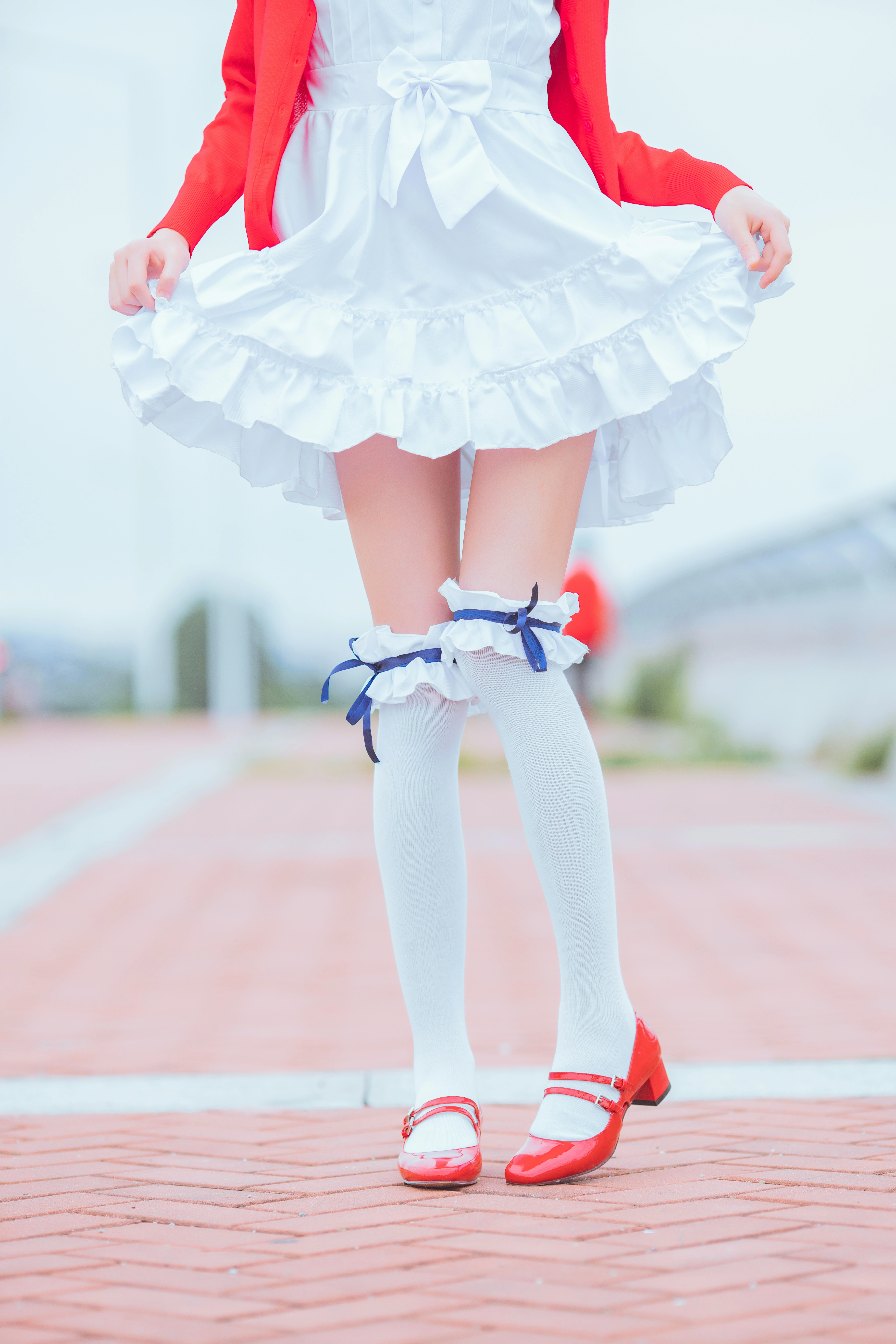 清纯少女 桜桃喵 红色外套与白色连衣裙加白色丝袜美腿街拍写真,0014