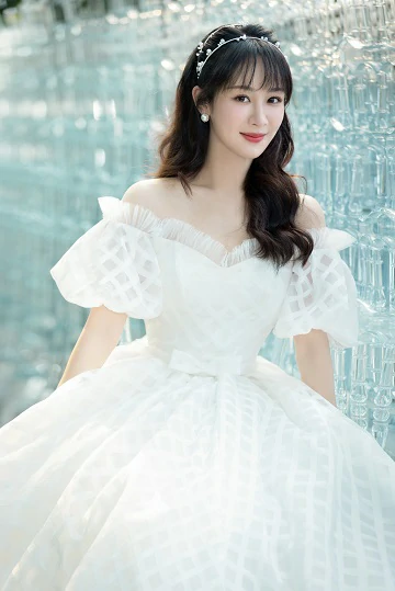 杨紫白色露肩泡泡袖长裙优雅 珍珠发箍波浪卷发造型似公主